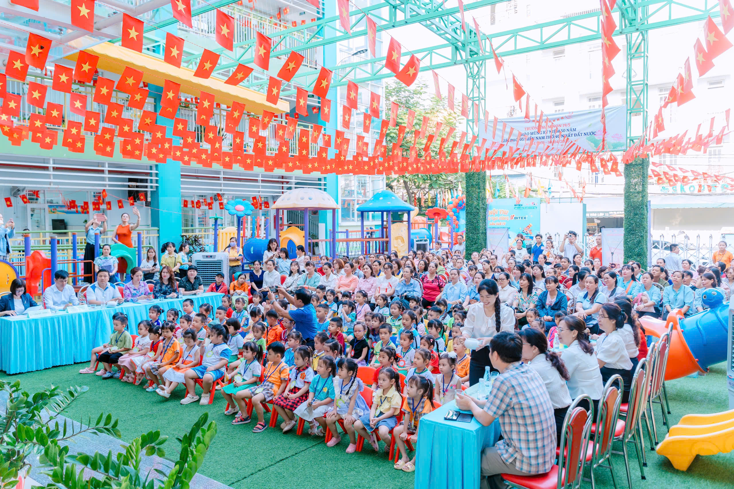 Mầm non TP.HCM đồng diễn từ các điểm cầu với cờ đỏ sao vàng rực rỡ - Ảnh 12.