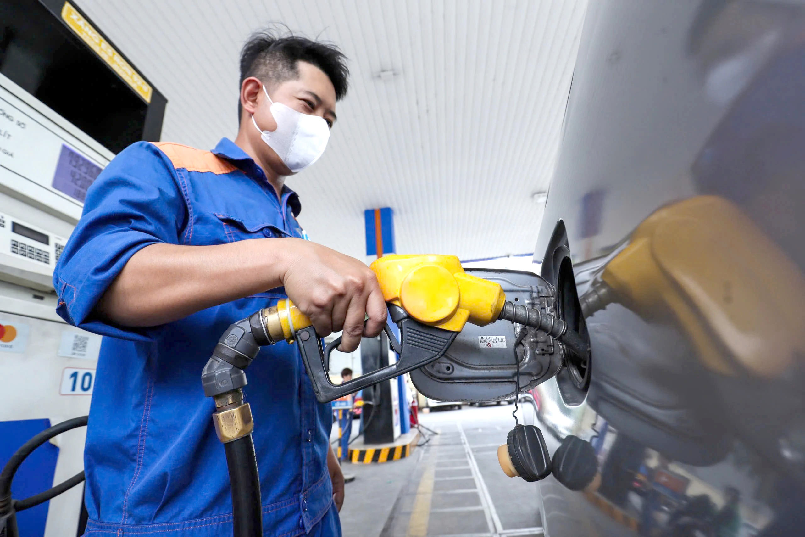 Giá xăng dầu giảm mạnh, cơ hội lớn kích cầu nội địa- Ảnh 1.