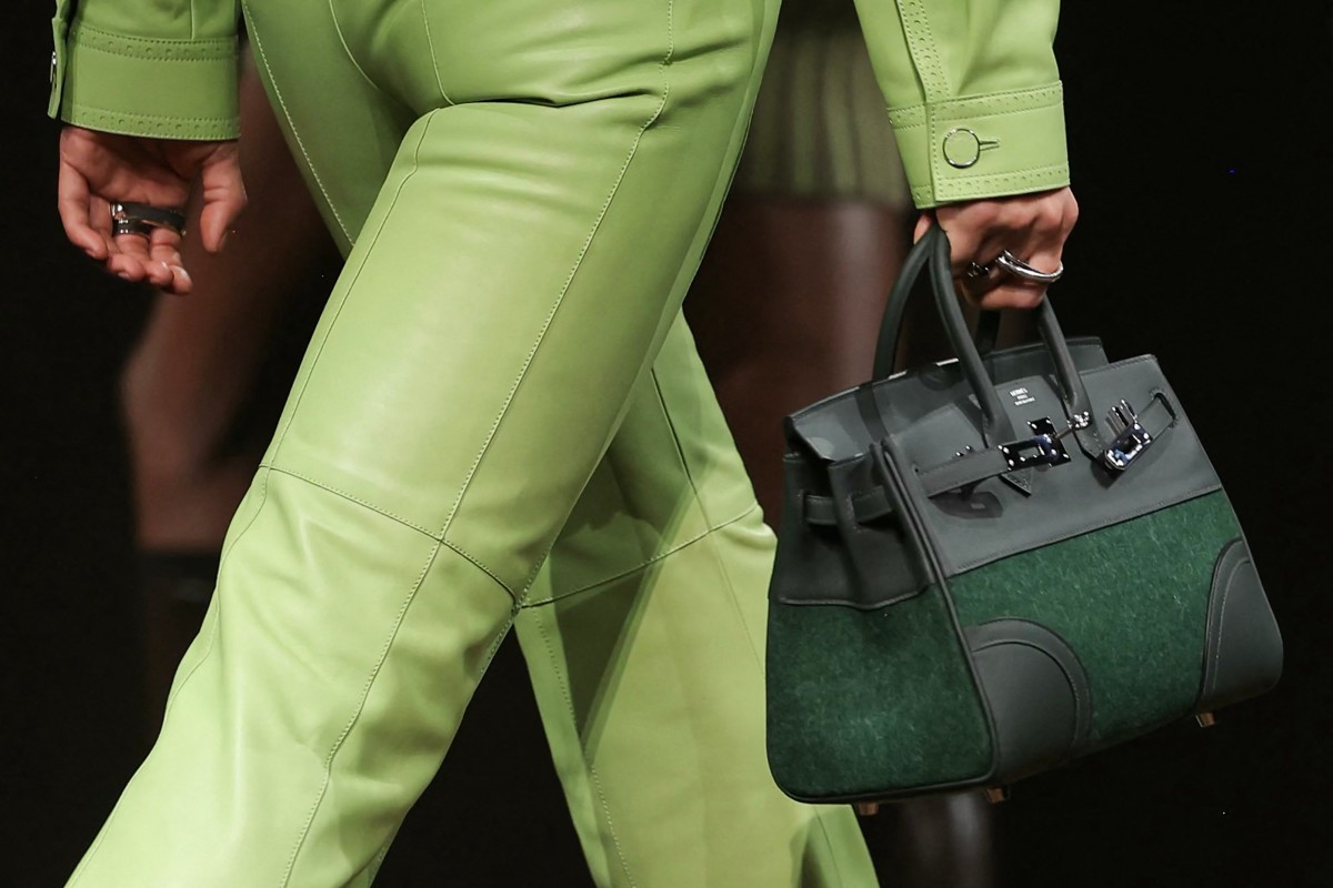 Túi xách Hermès , Prada có thực sự được sản xuất tại Trung Quốc? - Ảnh 2. Túi xách Hermès , Prada có thực sự được sản xuất tại Trung Quốc? - Ảnh 2.
