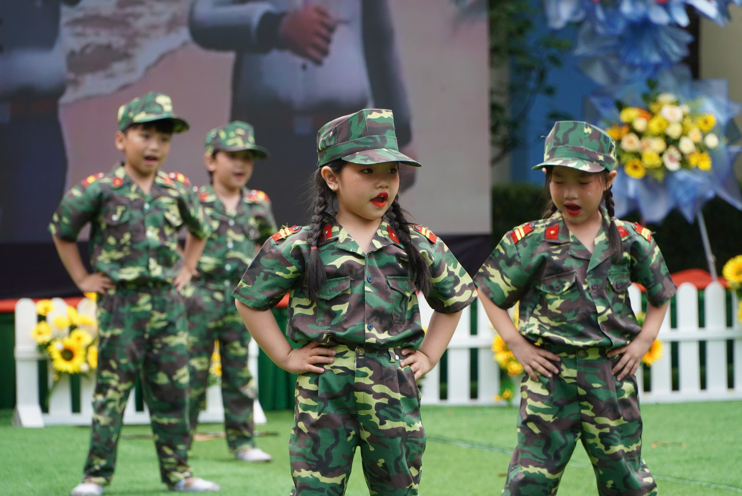 Mầm non TP.HCM đồng diễn từ các điểm cầu với cờ đỏ sao vàng rực rỡ - Ảnh 16.