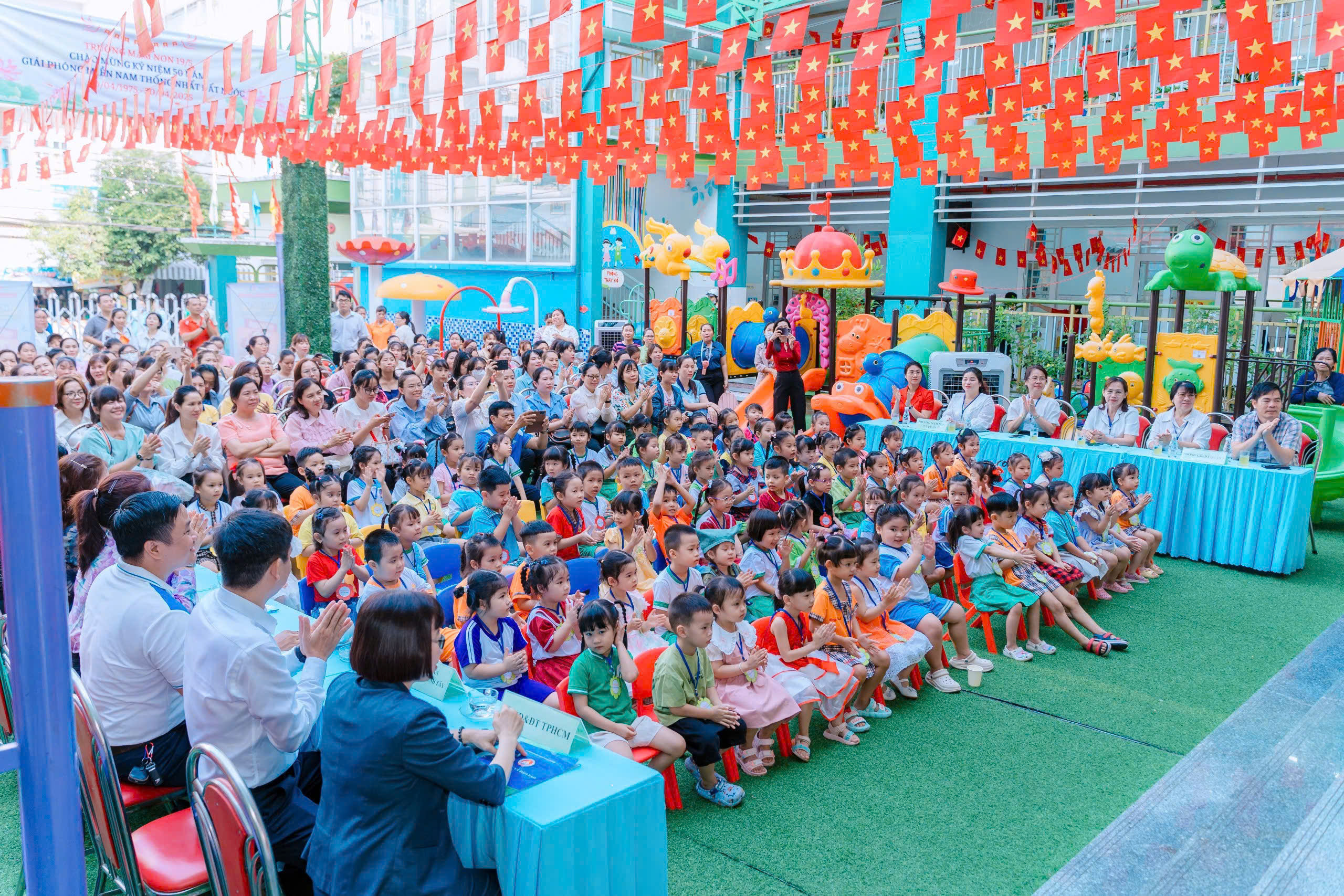 Mầm non TP.HCM đồng diễn từ các điểm cầu với cờ đỏ sao vàng rực rỡ - Ảnh 13.