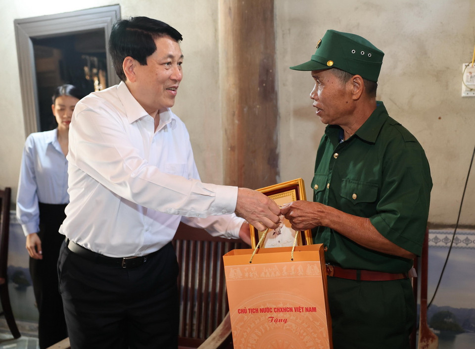 Trình Chủ tịch nước về tặng quà người có công dịp lễ 30.4 và 2.9- Ảnh 1.