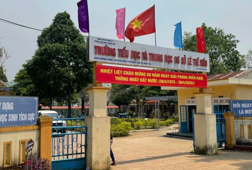 Hy hữu: Giờ ra chơi, phát hiện đạn cối trong...sân trường, học sinh kịp thời báo động - Ảnh 1.