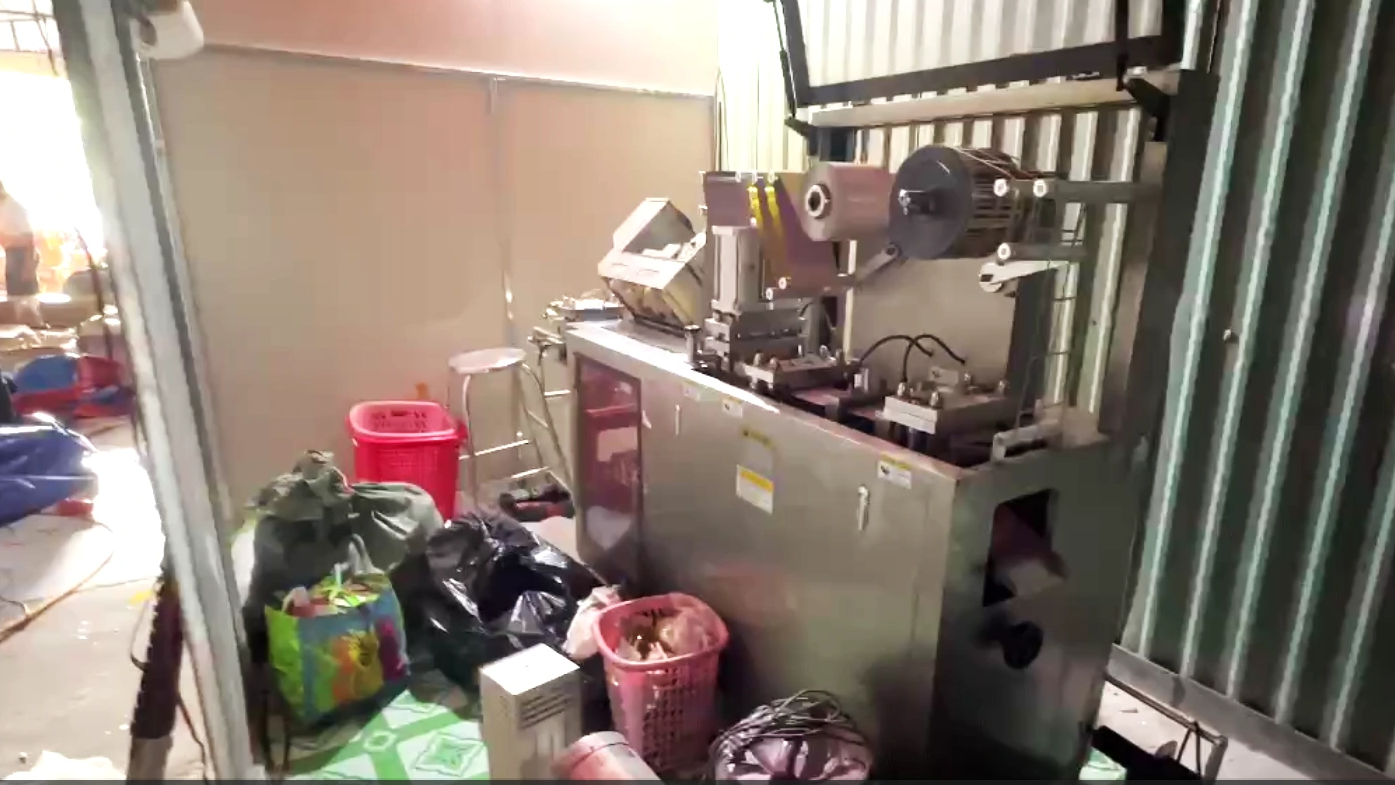 Hình ảnh rợn người trong các xưởng làm thuốc giả- Ảnh 3.