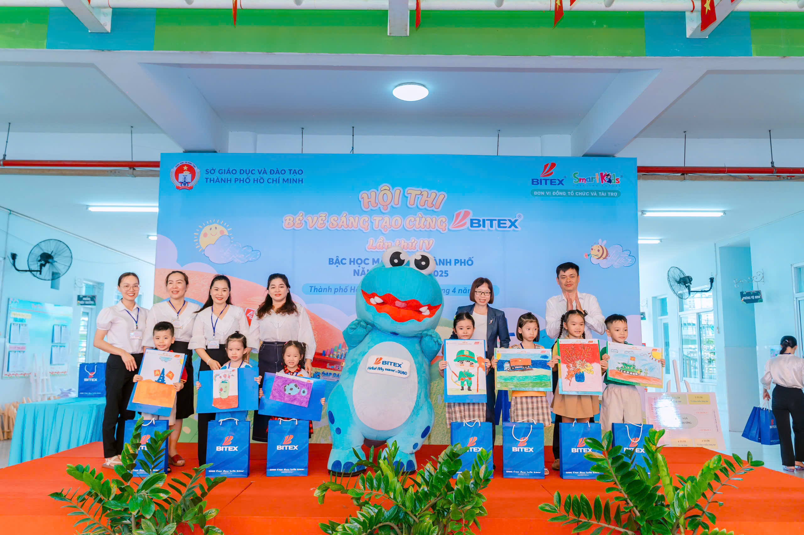 Mầm non TP.HCM đồng diễn từ các điểm cầu với cờ đỏ sao vàng rực rỡ - Ảnh 14.