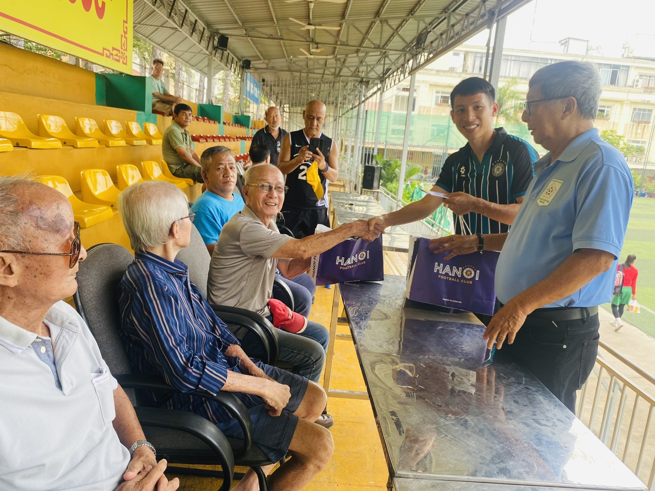 Hung Dung, Thanh Chung and the Hanoi team were moved to express their gratitude to the former legendary players of Ho Chi Minh City - Photo 2. Hùng Dũng, Thành Chung và đội Hà Nội xúc động tri ân các cựu danh thủ TP.HCM- Ảnh 2.