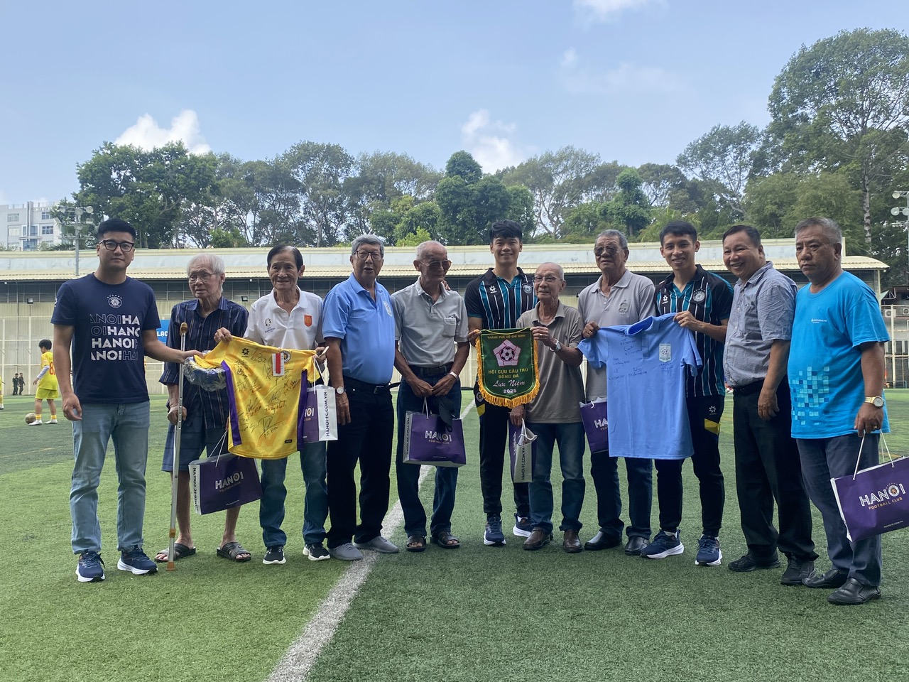 Hung Dung, Thanh Chung and the Hanoi team were moved to express their gratitude to the former legendary players of Ho Chi Minh City - Photo 8. Hùng Dũng, Thành Chung và đội Hà Nội xúc động tri ân các cựu danh thủ TP.HCM- Ảnh 8.