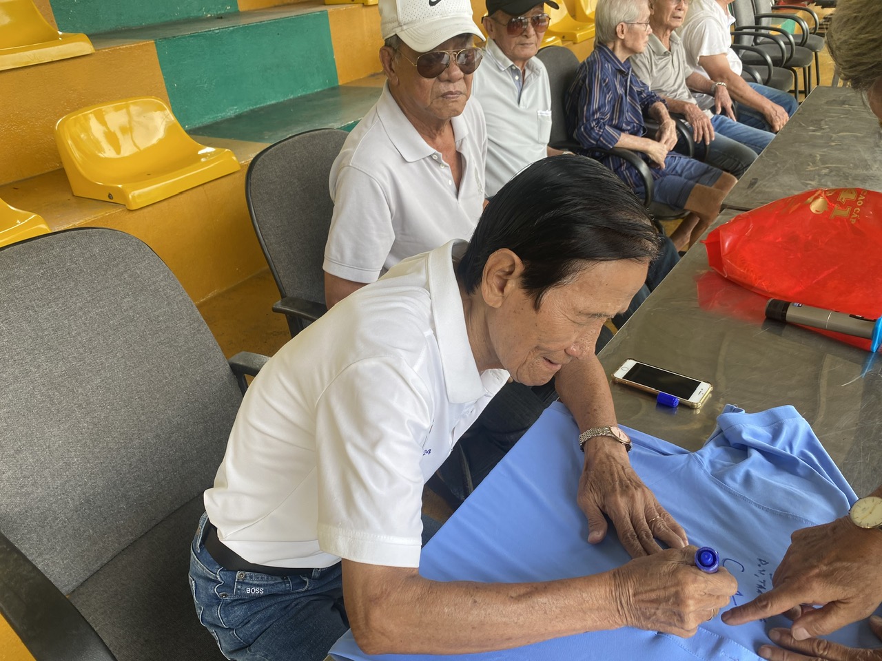 Hung Dung, Thanh Chung and the Hanoi team were moved to express their gratitude to the former legendary players of Ho Chi Minh City - Photo 7. Hùng Dũng, Thành Chung và đội Hà Nội xúc động tri ân các cựu danh thủ TP.HCM- Ảnh 7.
