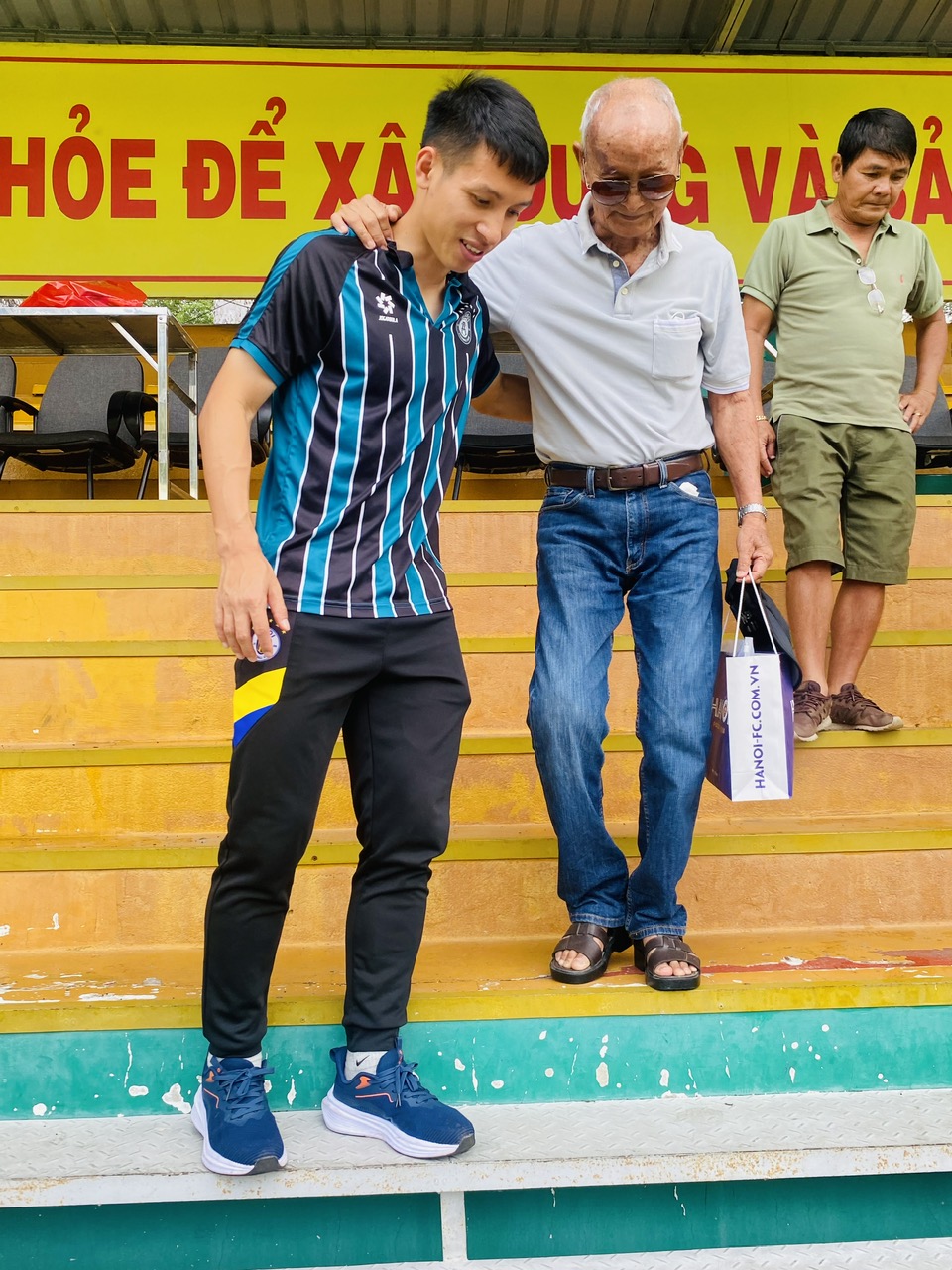 Hung Dung, Thanh Chung and the Hanoi team were moved to express their gratitude to the former legendary players of Ho Chi Minh City - Photo 4. Hùng Dũng, Thành Chung và đội Hà Nội xúc động tri ân các cựu danh thủ TP.HCM- Ảnh 4.