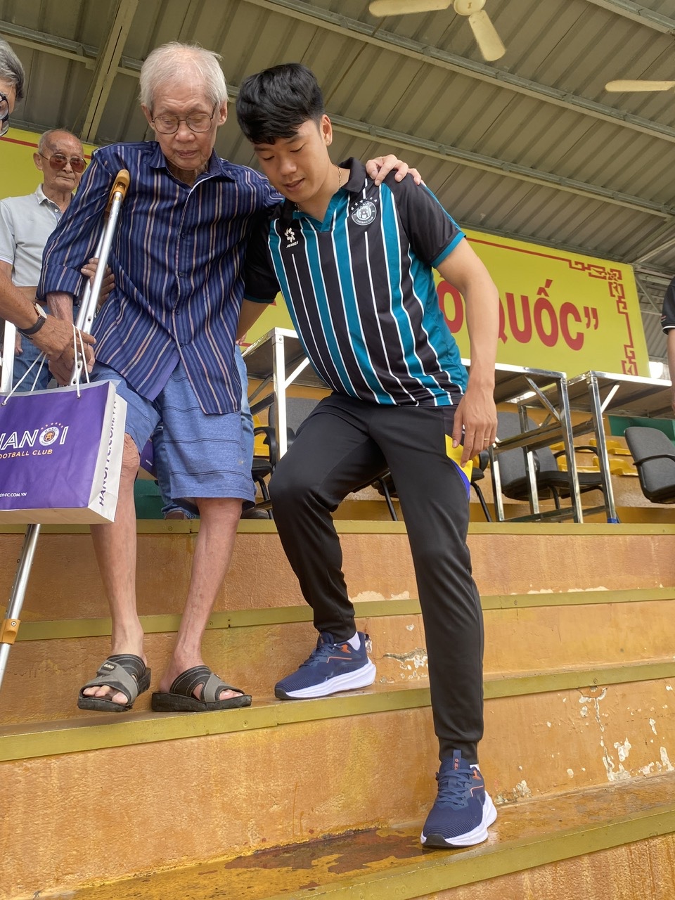 Hung Dung, Thanh Chung and the Hanoi team were moved to express their gratitude to the former legendary players of Ho Chi Minh City - Photo 3. Hùng Dũng, Thành Chung và đội Hà Nội xúc động tri ân các cựu danh thủ TP.HCM- Ảnh 3.