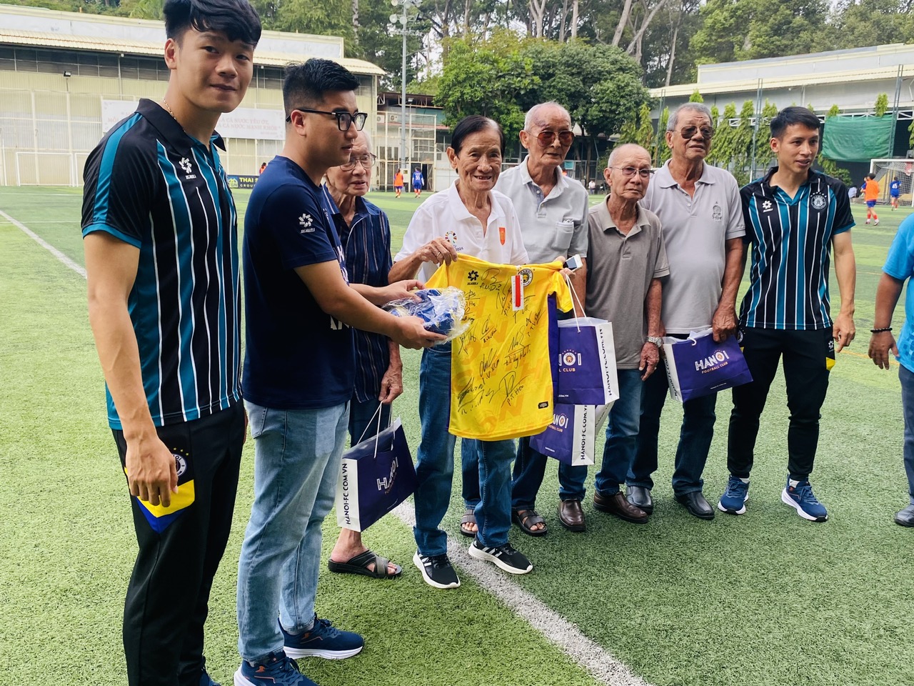 Hung Dung, Thanh Chung and the Hanoi team were moved to express their gratitude to the former legendary players of Ho Chi Minh City - Photo 5. Hùng Dũng, Thành Chung và đội Hà Nội xúc động tri ân các cựu danh thủ TP.HCM- Ảnh 5.