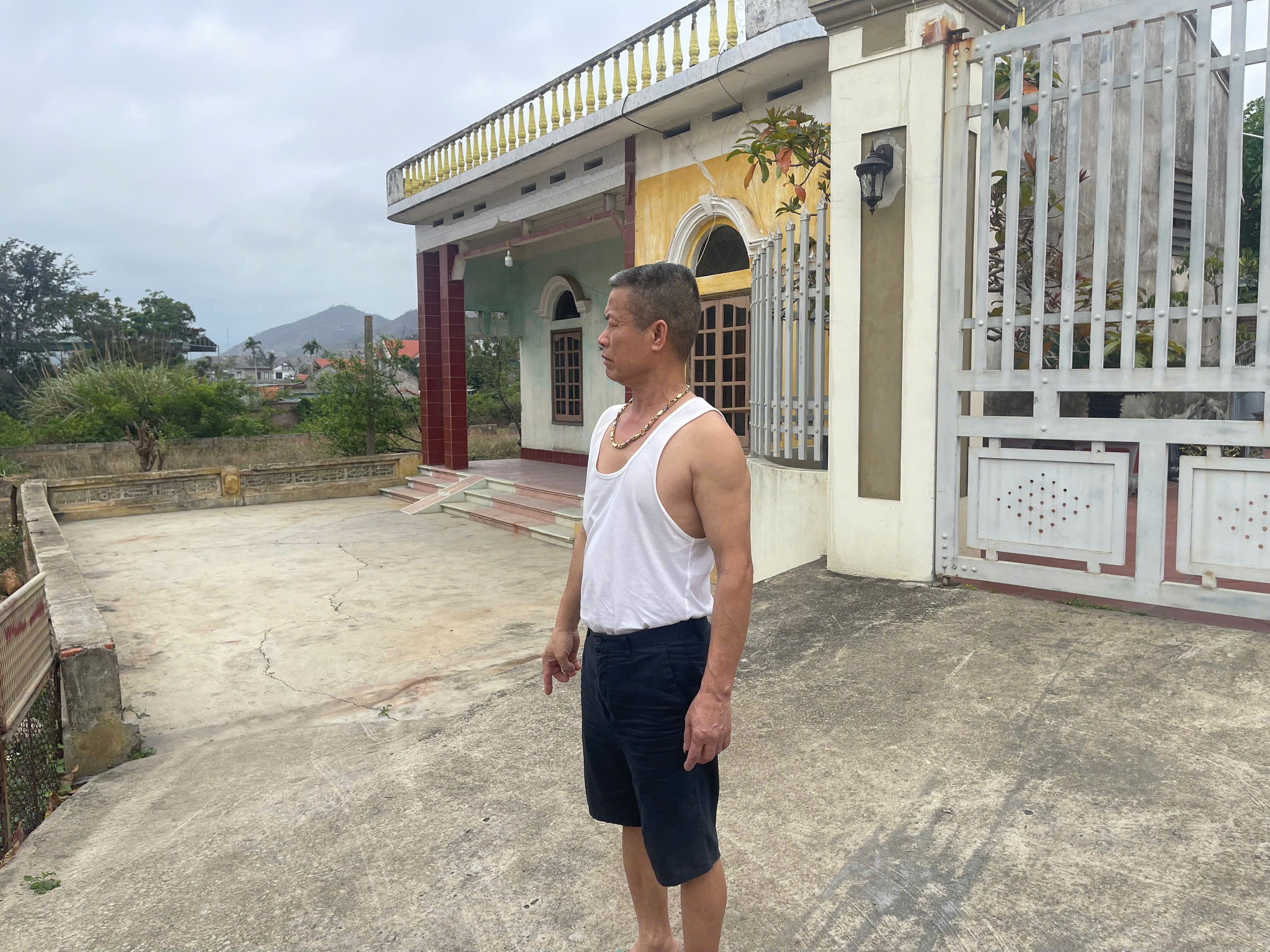 Giây phút đối tượng ma túy bỏ xe, súng và lựu đạn qua lời kể người dân- Ảnh 1. Giây phút đối tượng ma túy bỏ xe, súng và lựu đạn qua lời kể người dân- Ảnh 1.