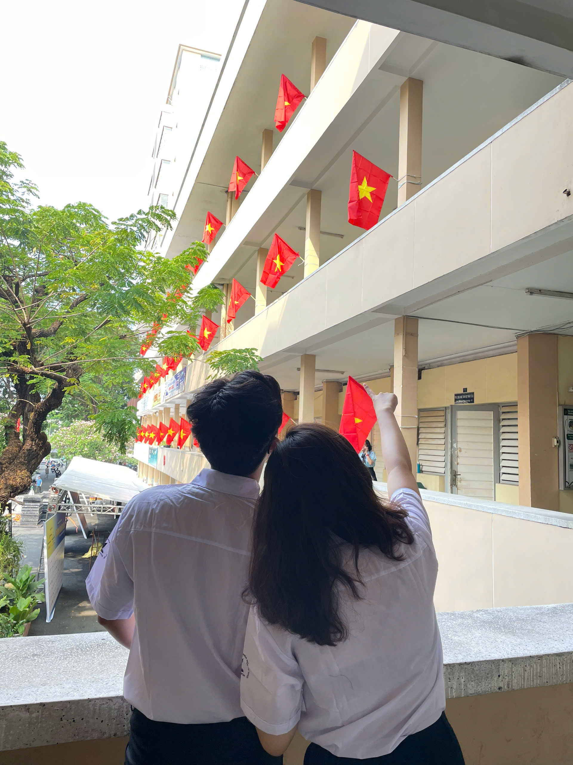 Trường đại học phủ đỏ màu cờ Tổ quốc đầy tự hào - Ảnh 6.