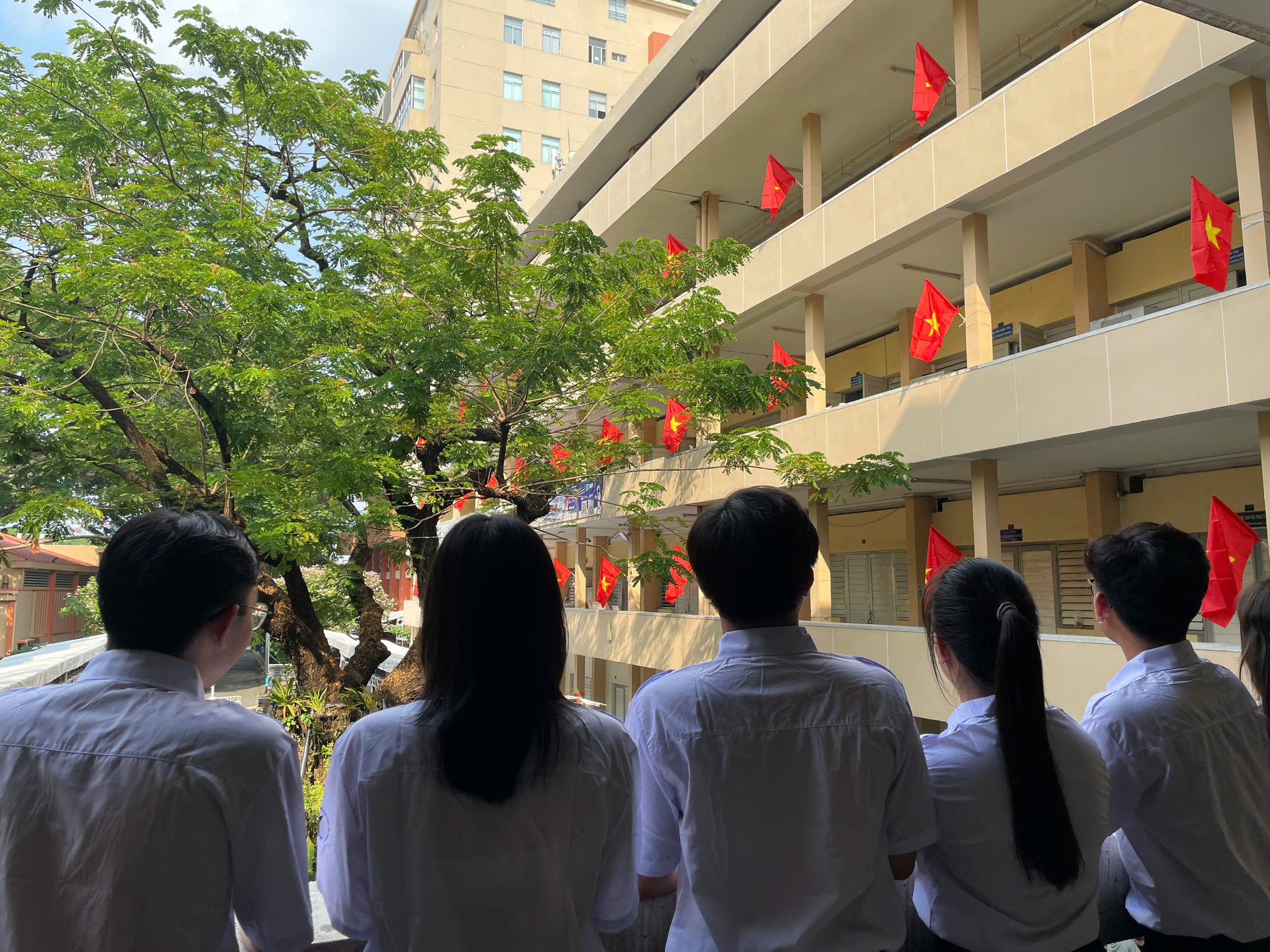 Trường đại học phủ đỏ màu cờ Tổ quốc đầy tự hào - Ảnh 2.