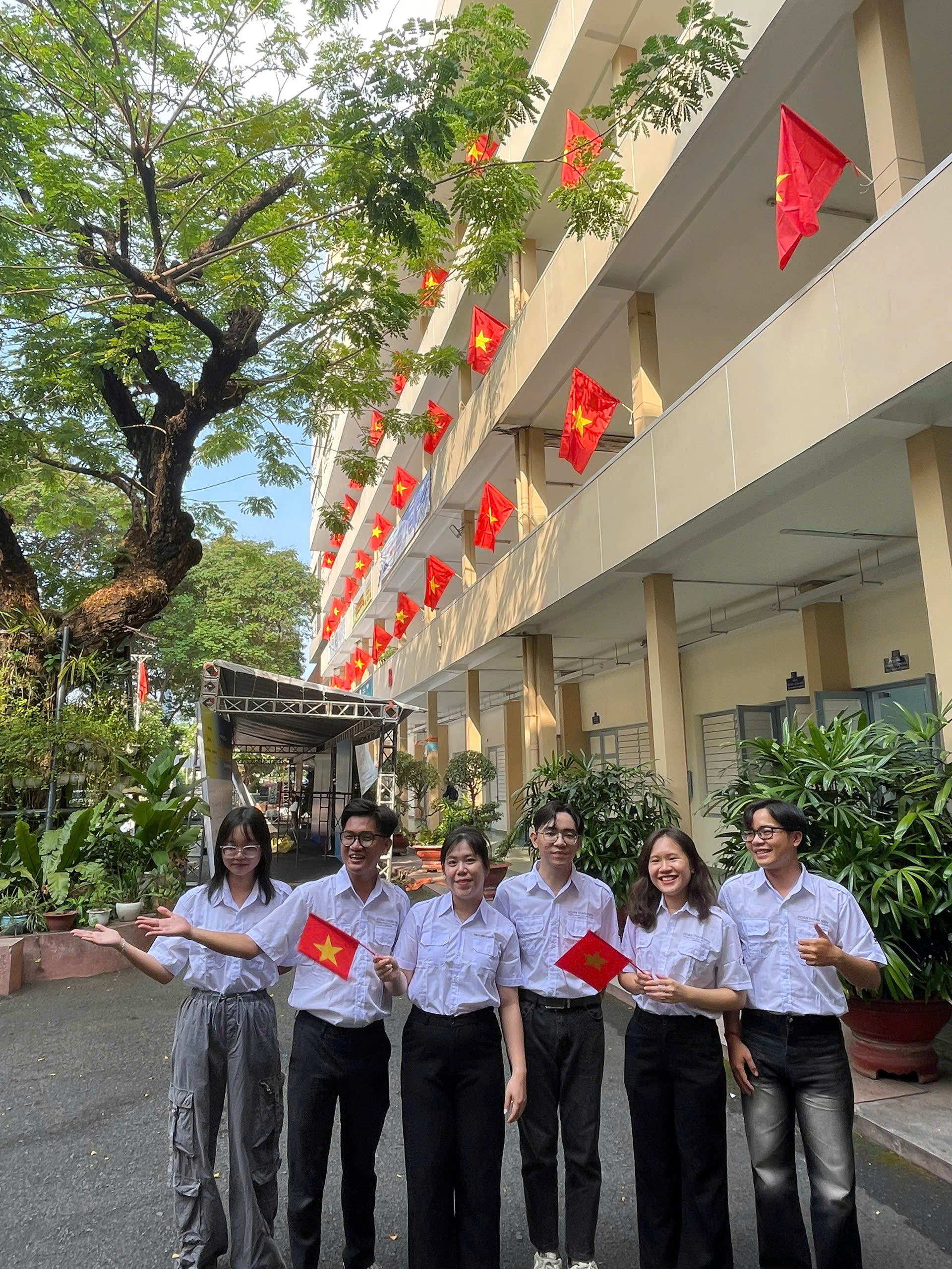 Trường đại học phủ đỏ màu cờ Tổ quốc đầy tự hào - Ảnh 4.