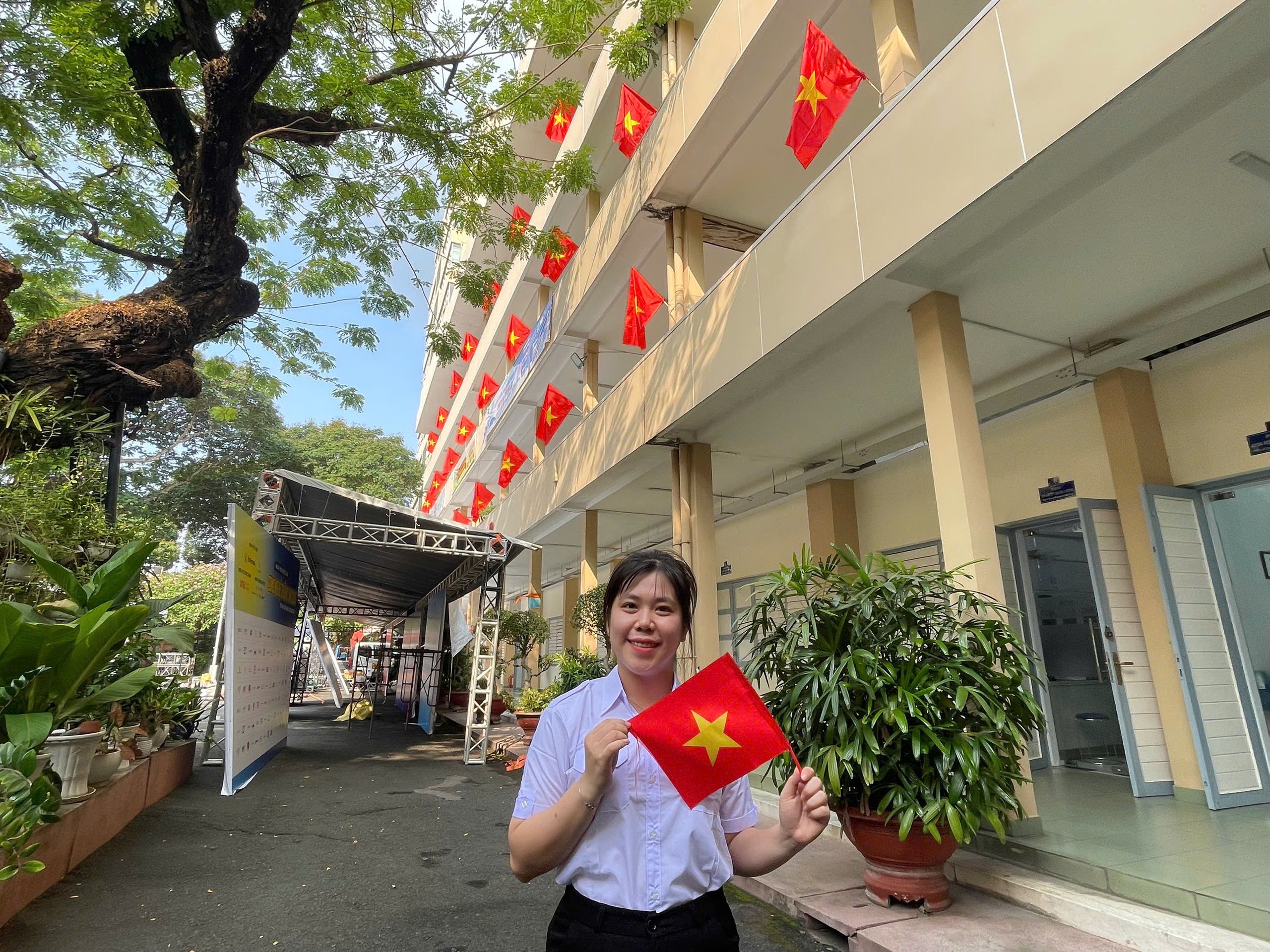 Trường đại học phủ đỏ màu cờ Tổ quốc đầy tự hào - Ảnh 7.