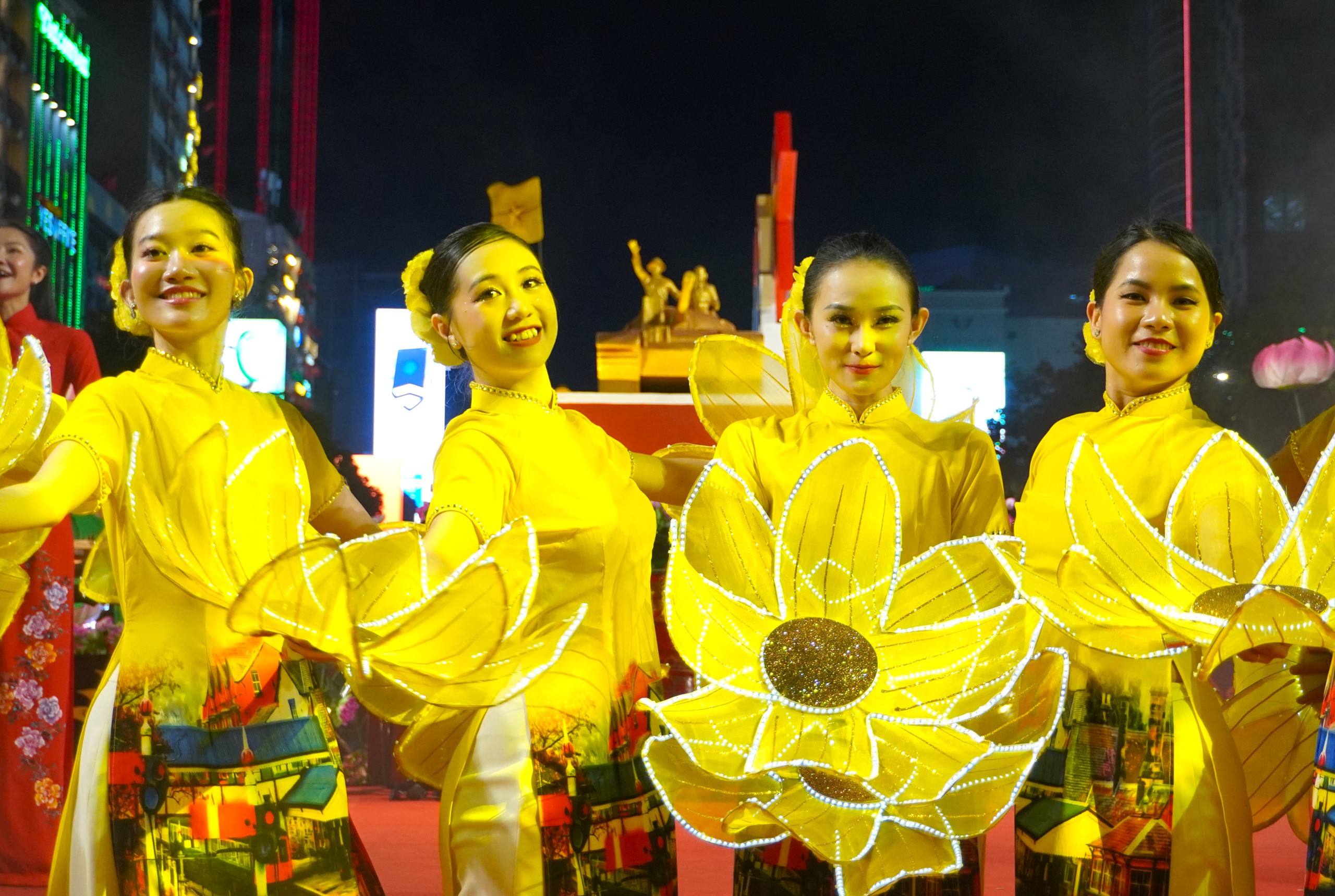 'Bữa tiệc' nghệ thuật trên phố đi bộ Nguyễn Huệ ở TP.HCM- Ảnh 4.