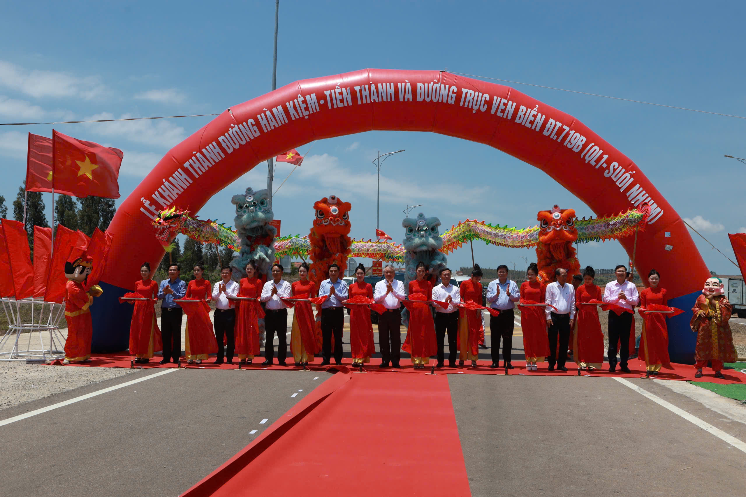 Phó thủ tướng Nguyễn Hòa Bình dự khánh thành 2 công trình giao thông tại Bình Thuận- Ảnh 1. Phó thủ tướng Nguyễn Hòa Bình dự khánh thành 2 công trình giao thông tại Bình Thuận- Ảnh 1.