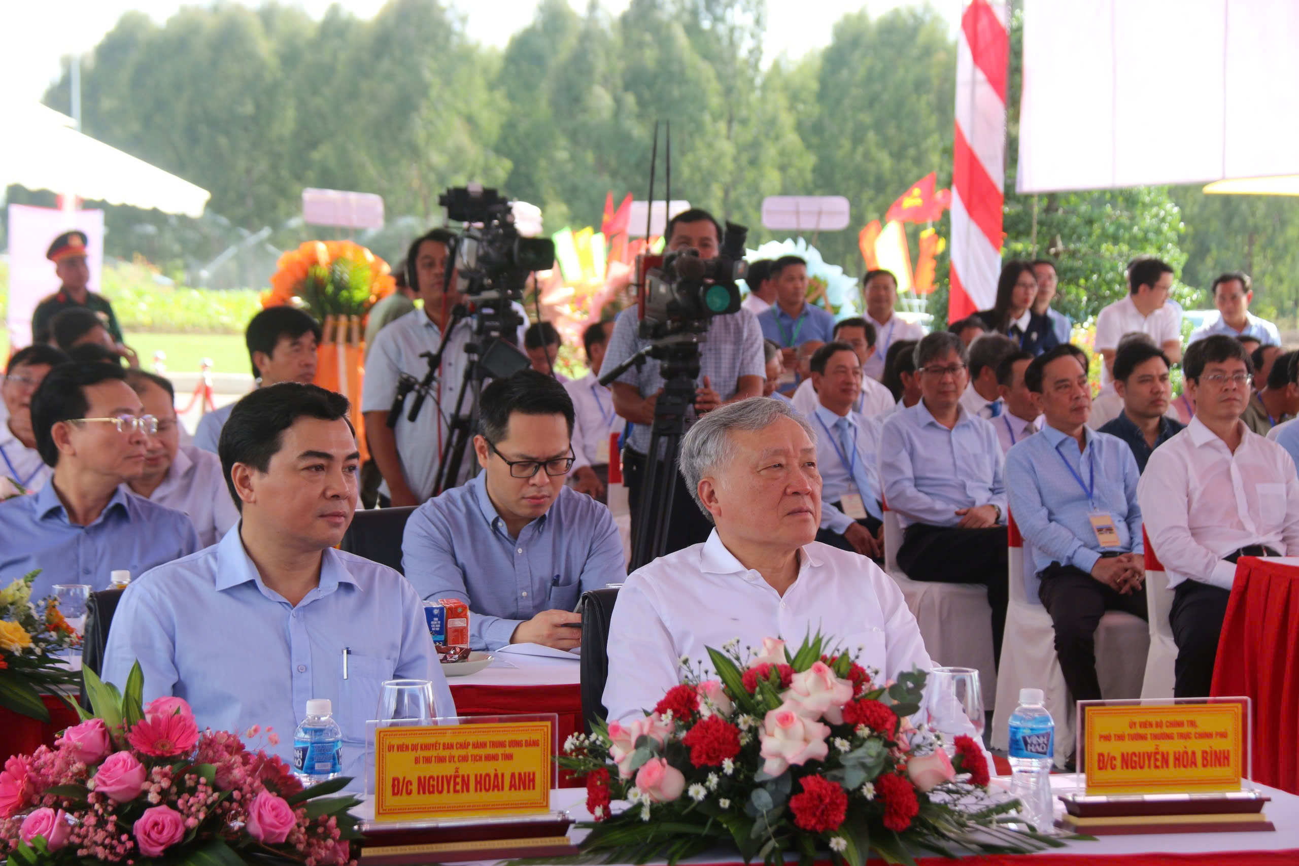 Phó thủ tướng Nguyễn Hòa Bình dự khánh thành 2 công trình giao thông tại Bình Thuận- Ảnh 2. Phó thủ tướng Nguyễn Hòa Bình dự khánh thành 2 công trình giao thông tại Bình Thuận- Ảnh 2.