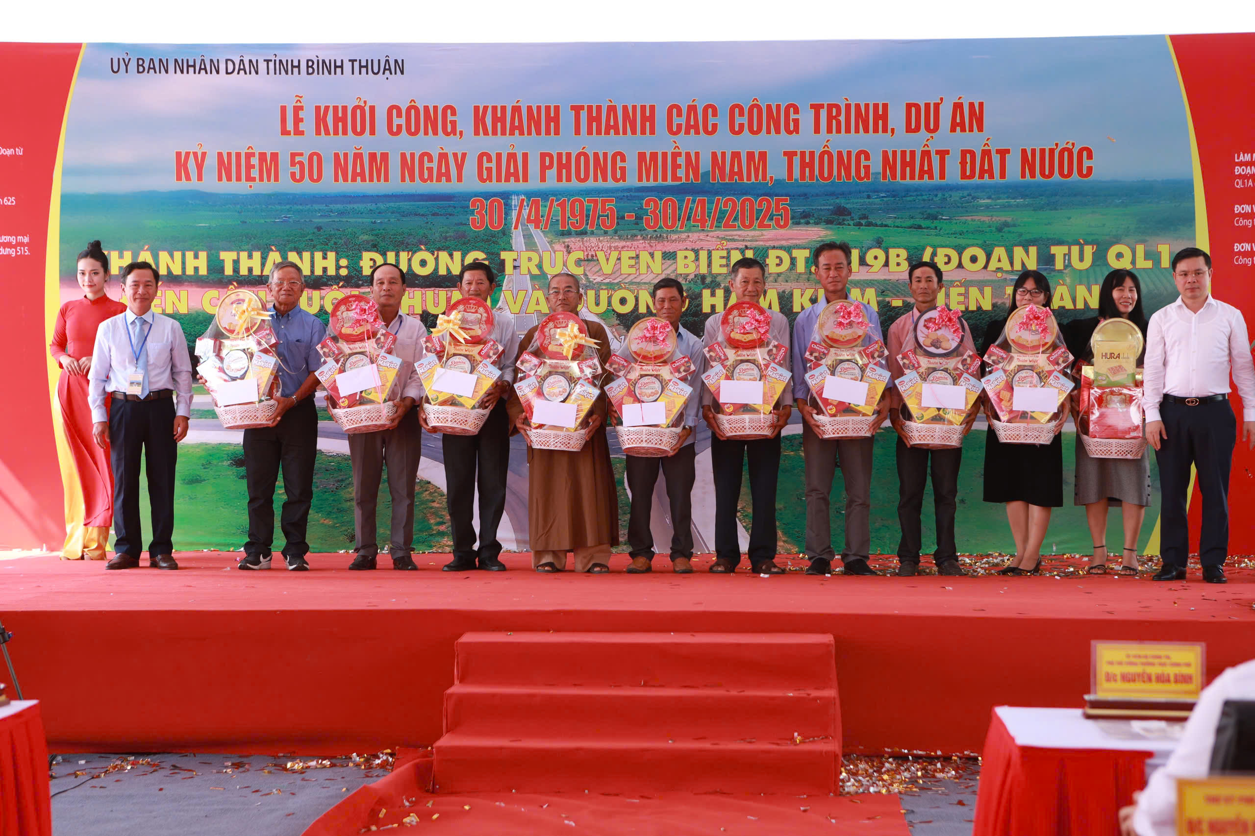 Phó thủ tướng Nguyễn Hòa Bình dự khánh thành 2 công trình giao thông tại Bình Thuận- Ảnh 5. Phó thủ tướng Nguyễn Hòa Bình dự khánh thành 2 công trình giao thông tại Bình Thuận- Ảnh 5.