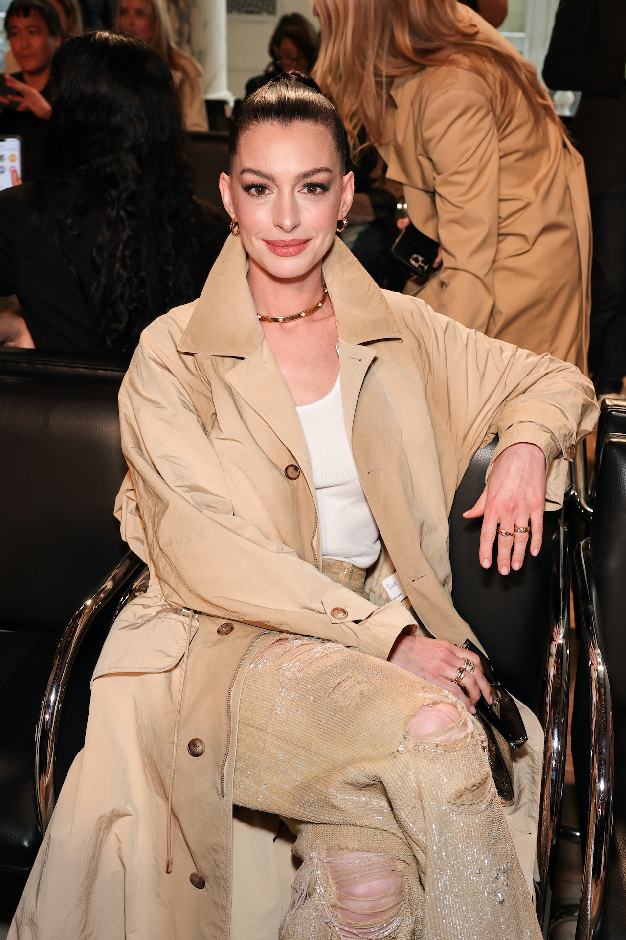 Vẻ đẹp trẻ trung, quyến rũ của Anne Hathaway ở tuổi 43   - Ảnh 1.