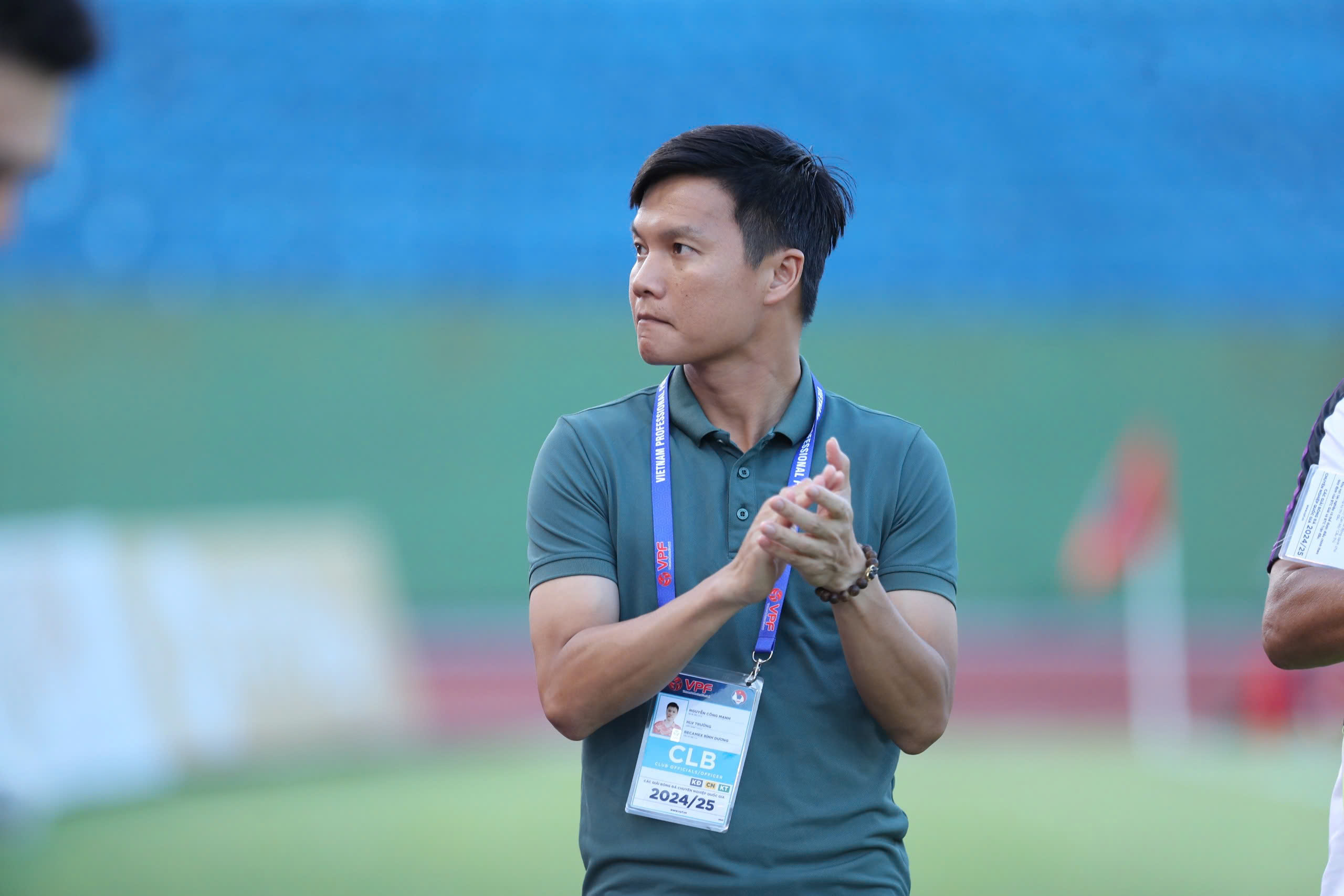 CLB B&igrave;nh Dương thua đau, HLV C&ocirc;ng Mạnh xin từ chức: &lsquo;T&ocirc;i thấy xấu hổ&rsquo; - Ảnh 1.