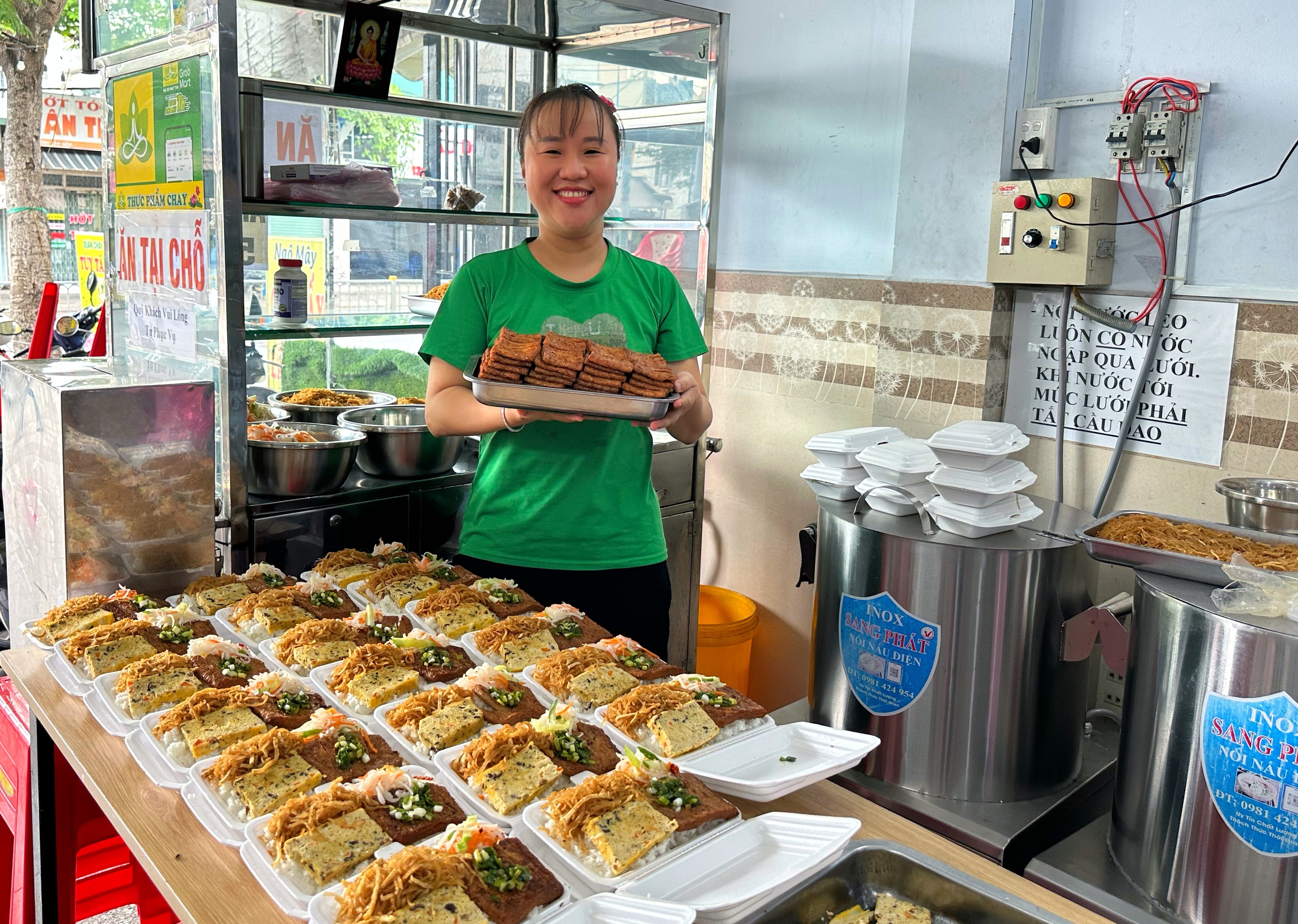 Quán chay ‘giá gì kỳ’ ở TP.HCM: 5.000 đồng một phần, 2 tiếng là hết sạch