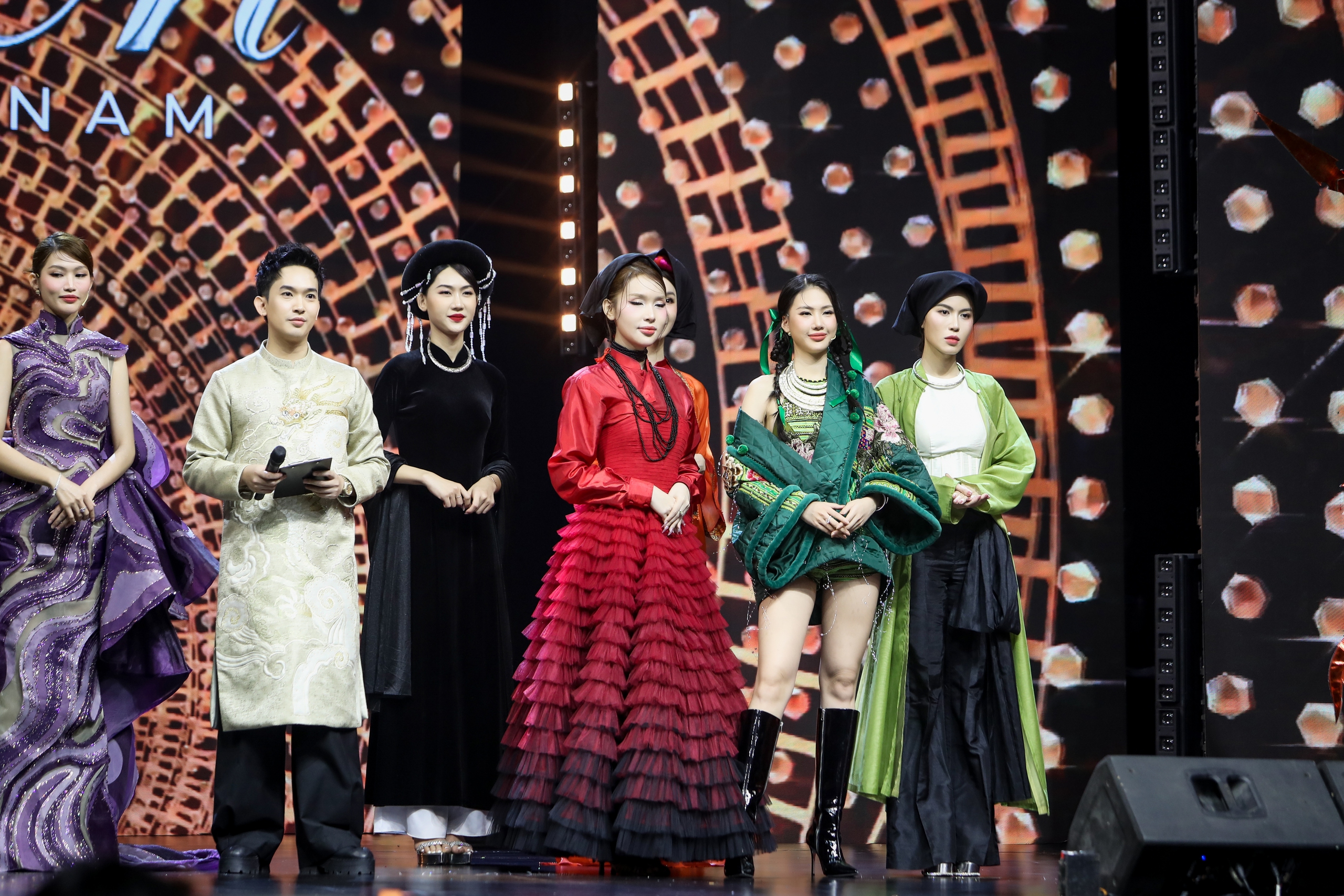Showbiz 19.4: Con gái NSND Trần Nhượng chia tay bạn trai; Bùi Quỳnh Hoa gây chú ý- Ảnh 2. Showbiz 19.4: Con gái NSND Trần Nhượng chia tay bạn trai; Bùi Quỳnh Hoa gây chú ý- Ảnh 2.