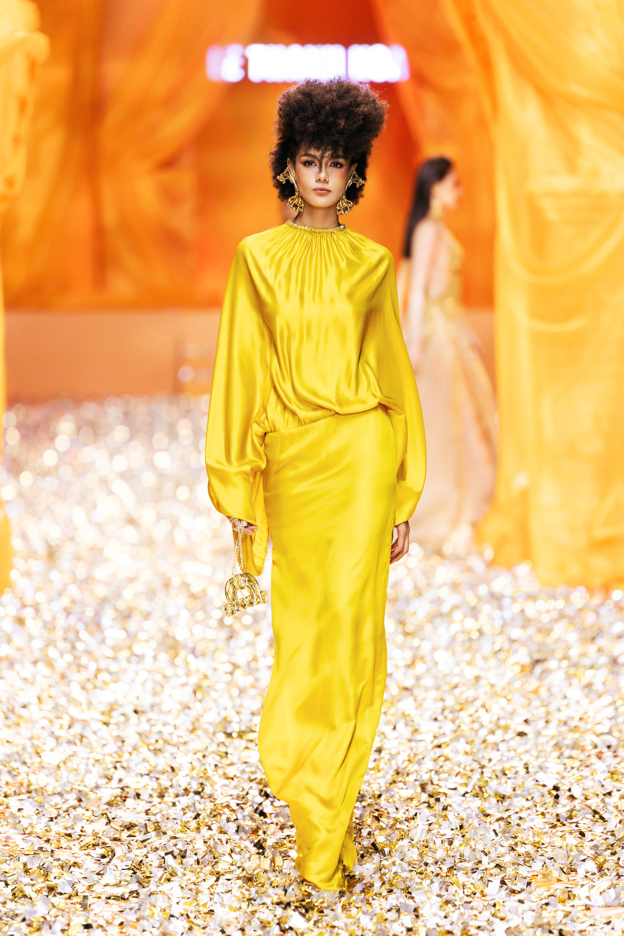Thanh Hằng, Lan Khuê, Lương Thùy Linh đọ nhan sắc trên sàn diễn 'Golden Heritage'- Ảnh 2.