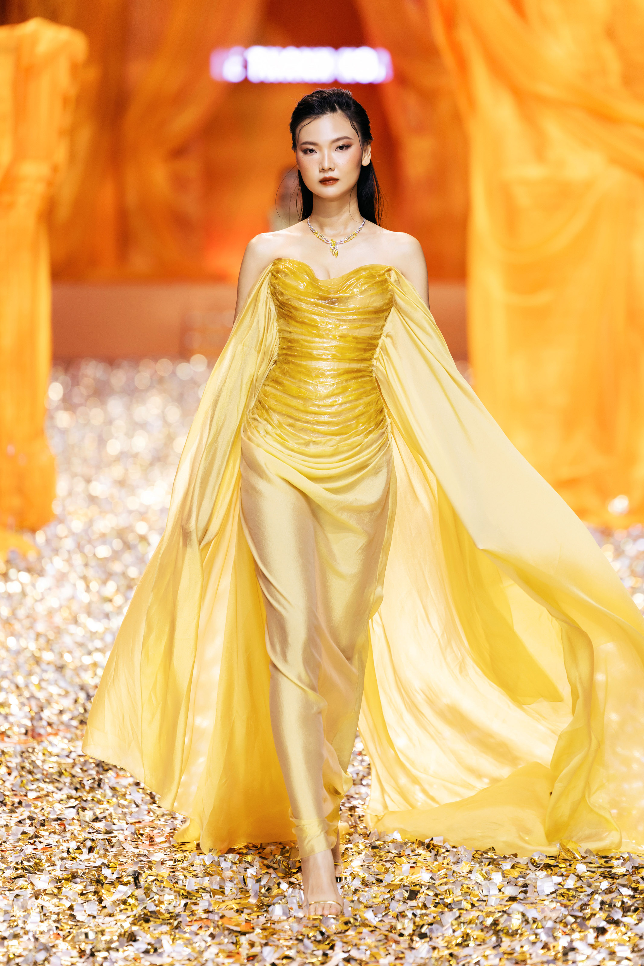 Thanh Hằng, Lan Khuê, Lương Thùy Linh đọ nhan sắc trên sàn diễn 'Golden Heritage'- Ảnh 10.