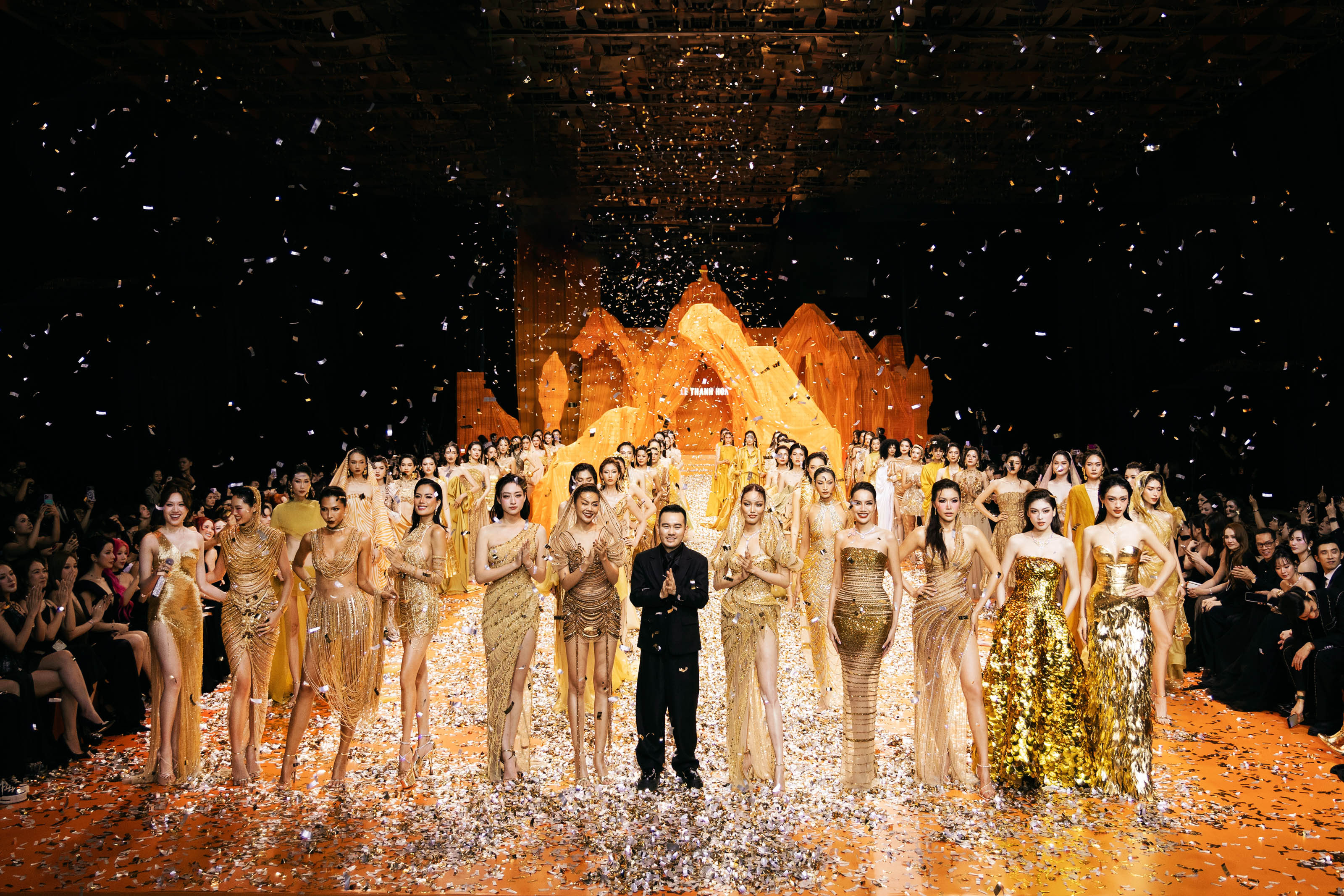 Thanh Hằng, Lan Khuê, Lương Thùy Linh đọ nhan sắc trên sàn diễn 'Golden Heritage'- Ảnh 23.