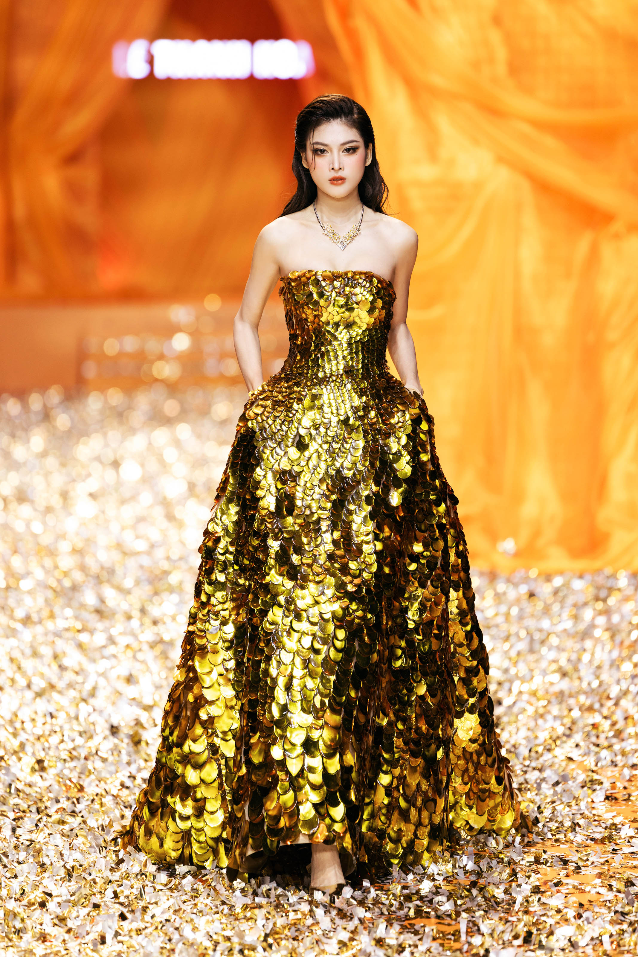 Thanh Hằng, Lan Khuê, Lương Thùy Linh đọ nhan sắc trên sàn diễn 'Golden Heritage'- Ảnh 21.
