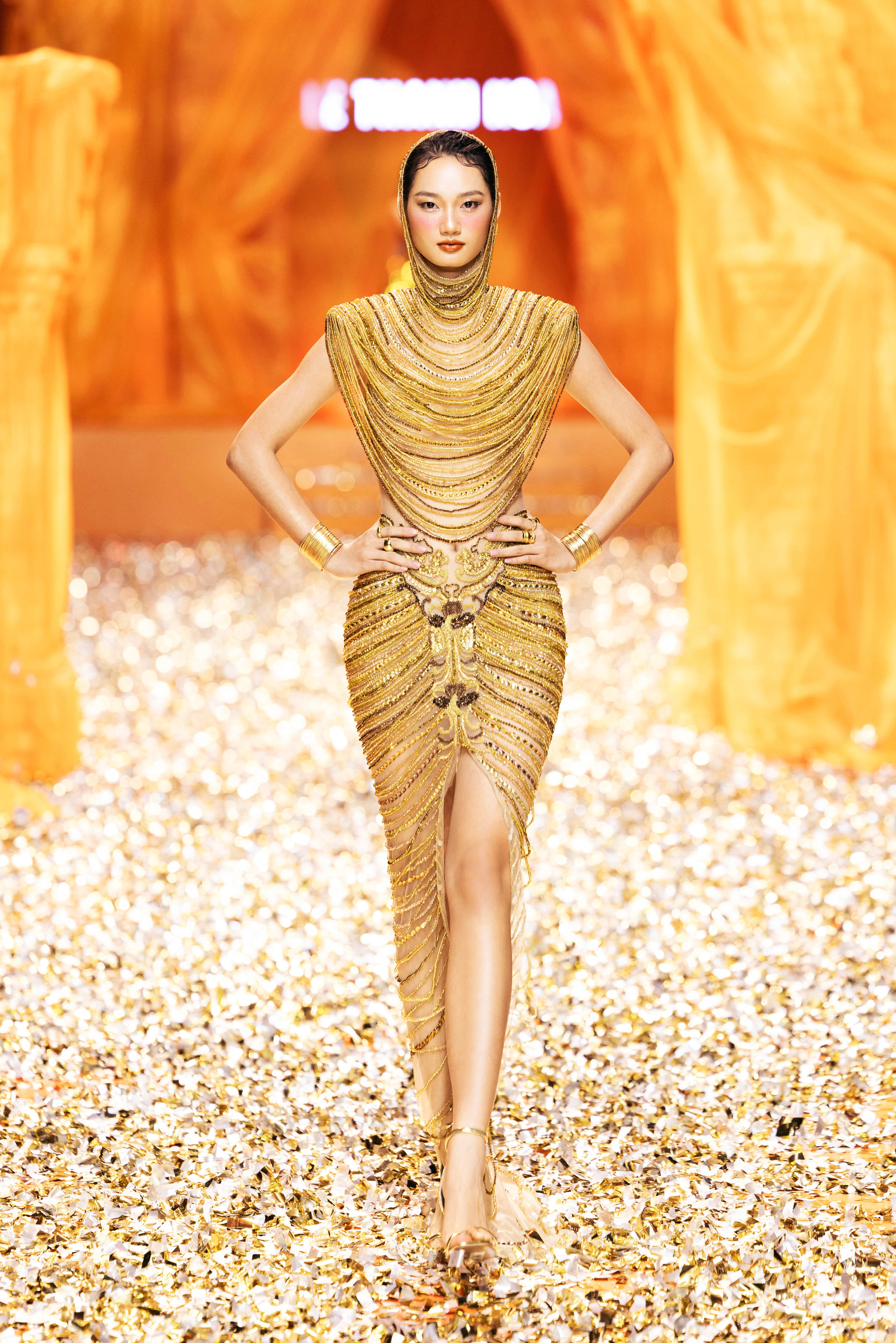 Thanh Hằng, Lan Khuê, Lương Thùy Linh đọ nhan sắc trên sàn diễn 'Golden Heritage'- Ảnh 12.