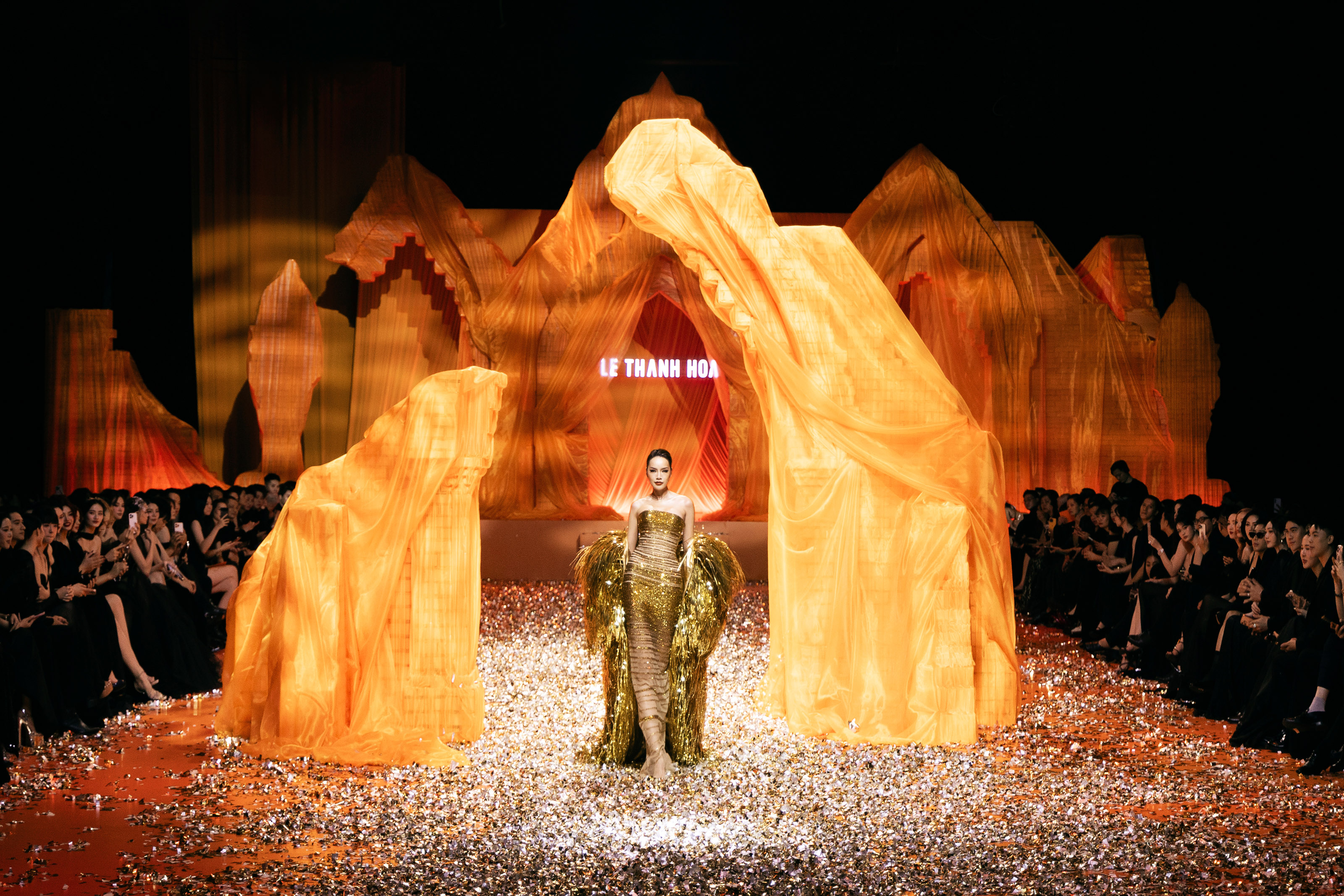 Thanh Hằng, Lan Khuê, Lương Thùy Linh đọ nhan sắc trên sàn diễn 'Golden Heritage'- Ảnh 19.