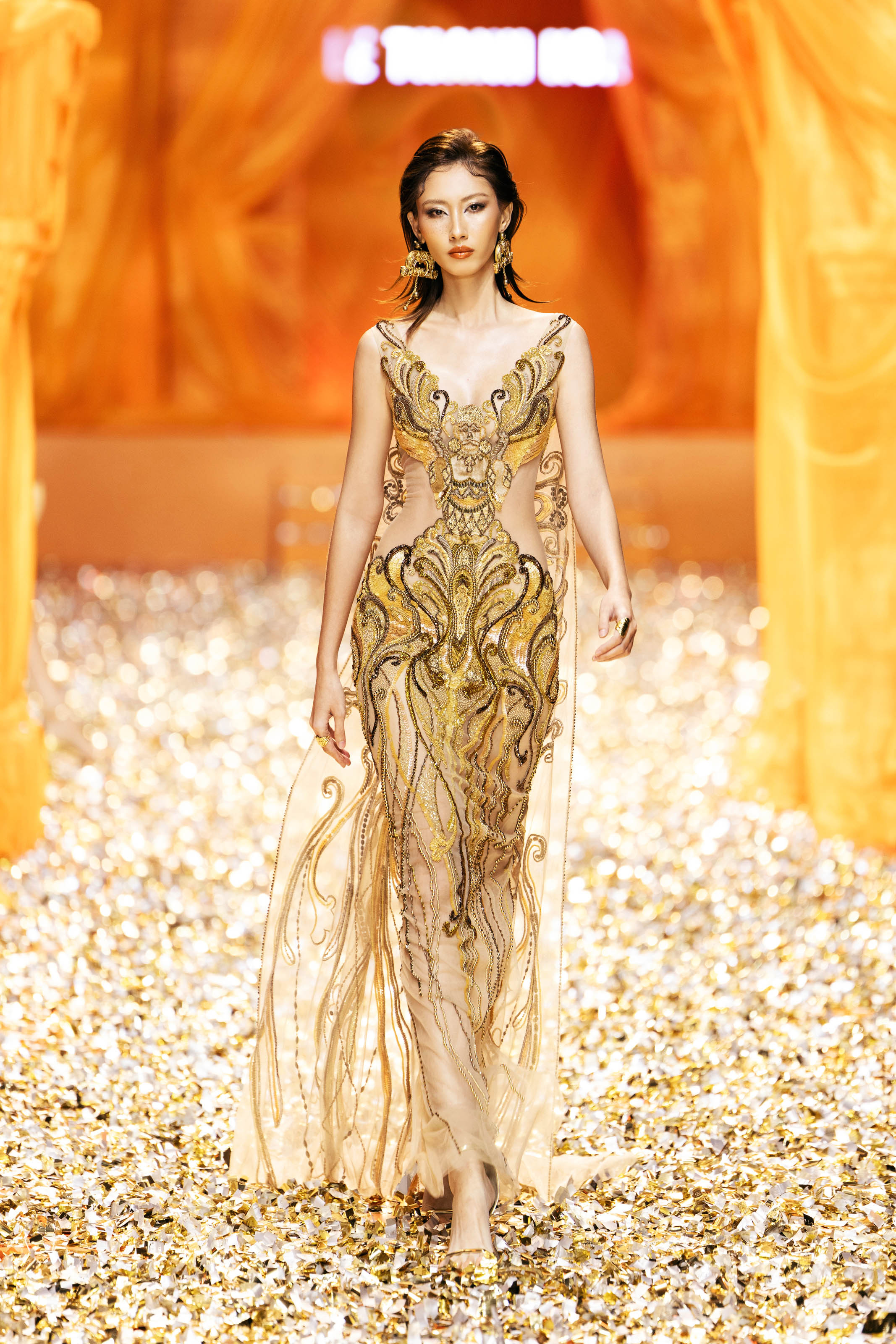 Thanh Hằng, Lan Khuê, Lương Thùy Linh đọ nhan sắc trên sàn diễn 'Golden Heritage'- Ảnh 16.
