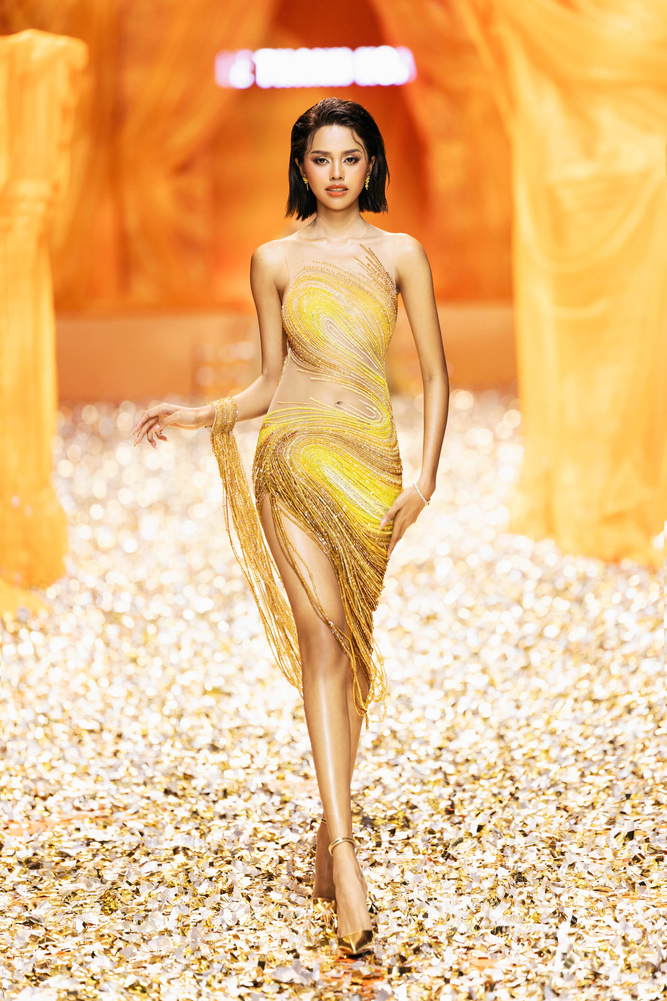 Thanh Hằng, Lan Khuê, Lương Thùy Linh đọ nhan sắc trên sàn diễn 'Golden Heritage'- Ảnh 18.