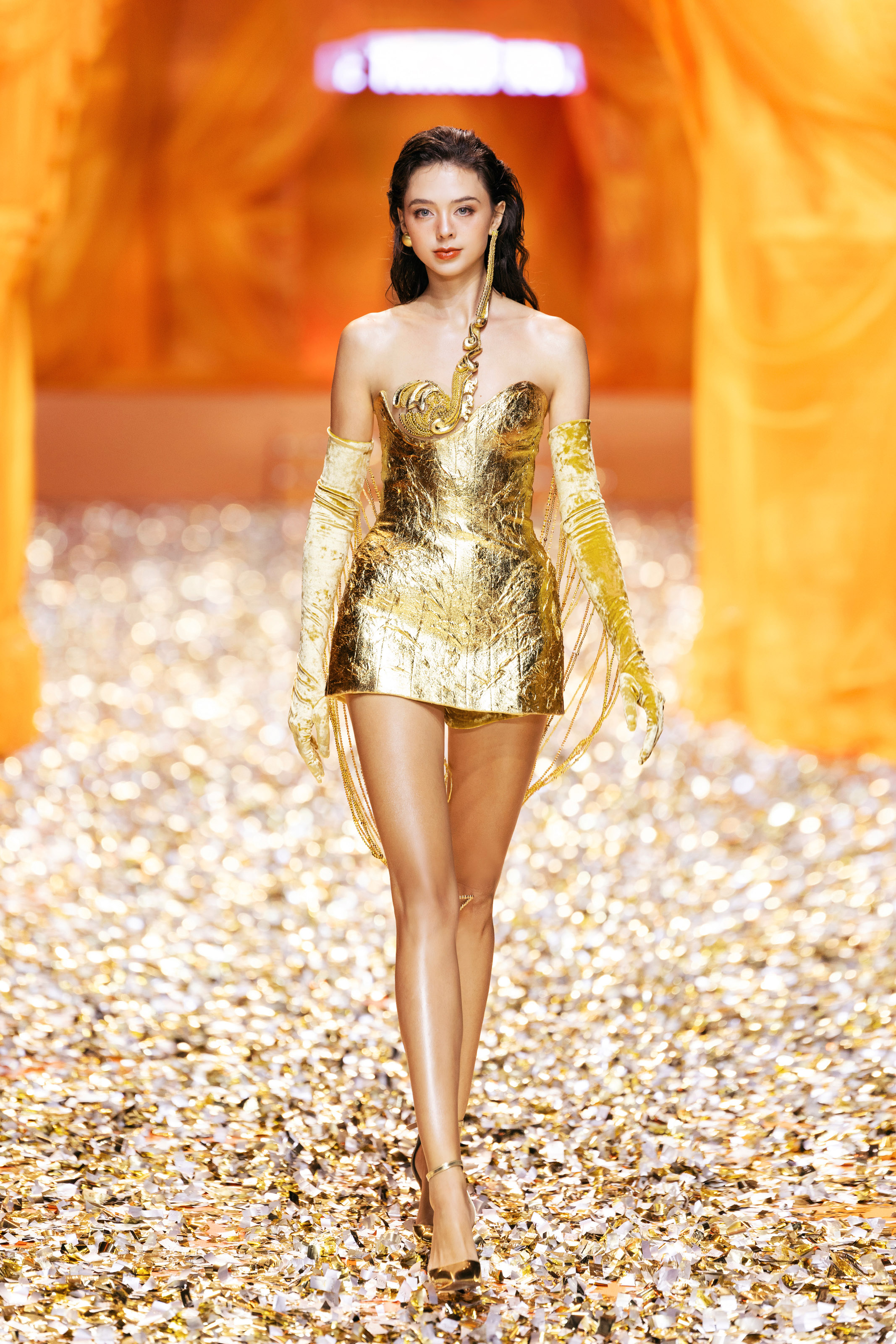Thanh Hằng, Lan Khuê, Lương Thùy Linh đọ nhan sắc trên sàn diễn 'Golden Heritage'- Ảnh 14.