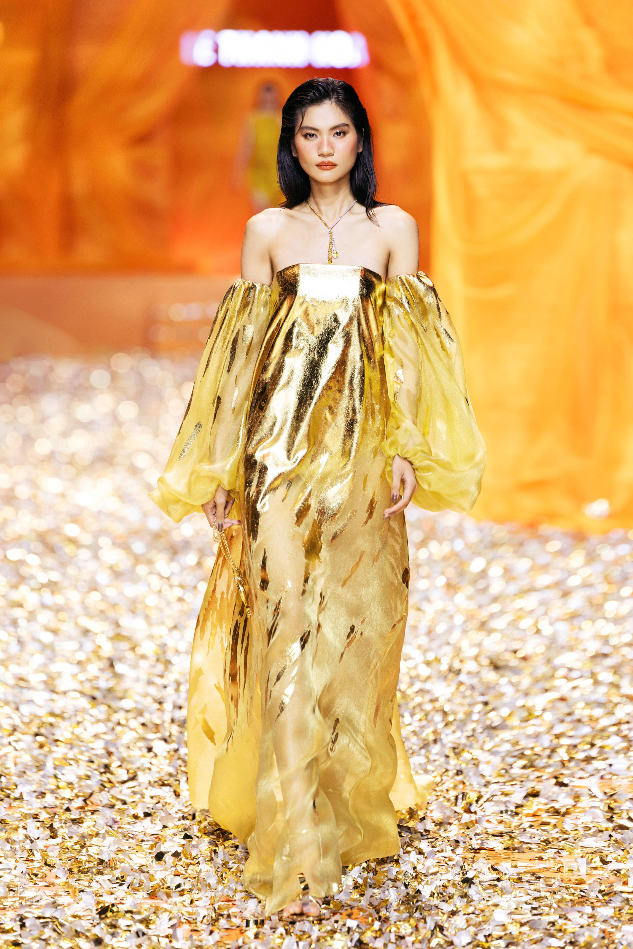 Thanh Hằng, Lan Khuê, Lương Thùy Linh đọ nhan sắc trên sàn diễn 'Golden Heritage'- Ảnh 20.