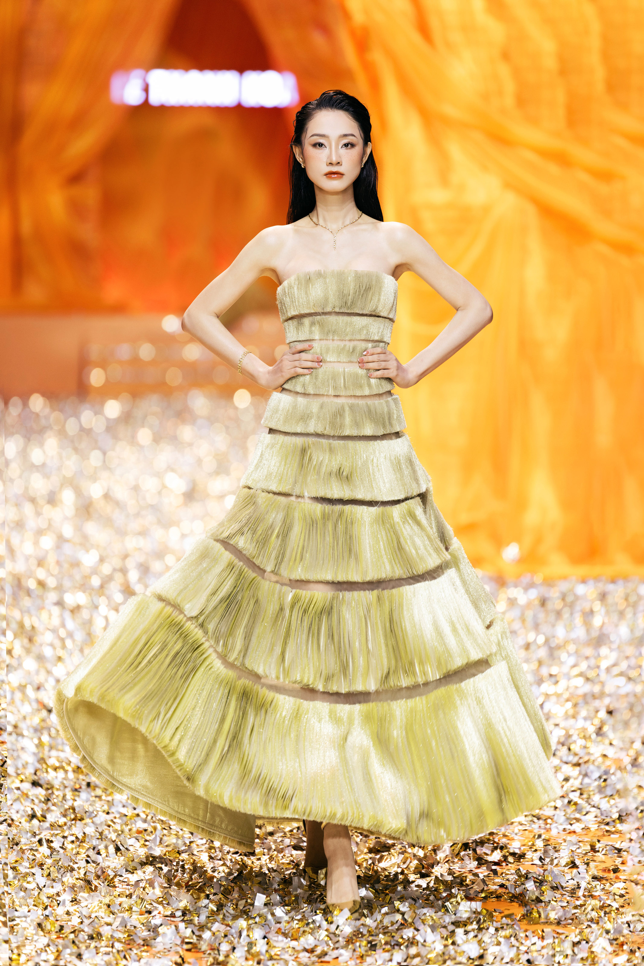 Thanh Hằng, Lan Khuê, Lương Thùy Linh đọ nhan sắc trên sàn diễn 'Golden Heritage'- Ảnh 17.