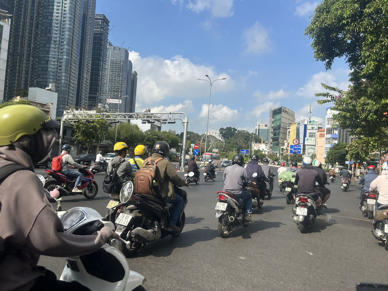 Thường xuyên ra đường, bảo vệ mắt trước bụi mịn như thế nào? - Ảnh 1.