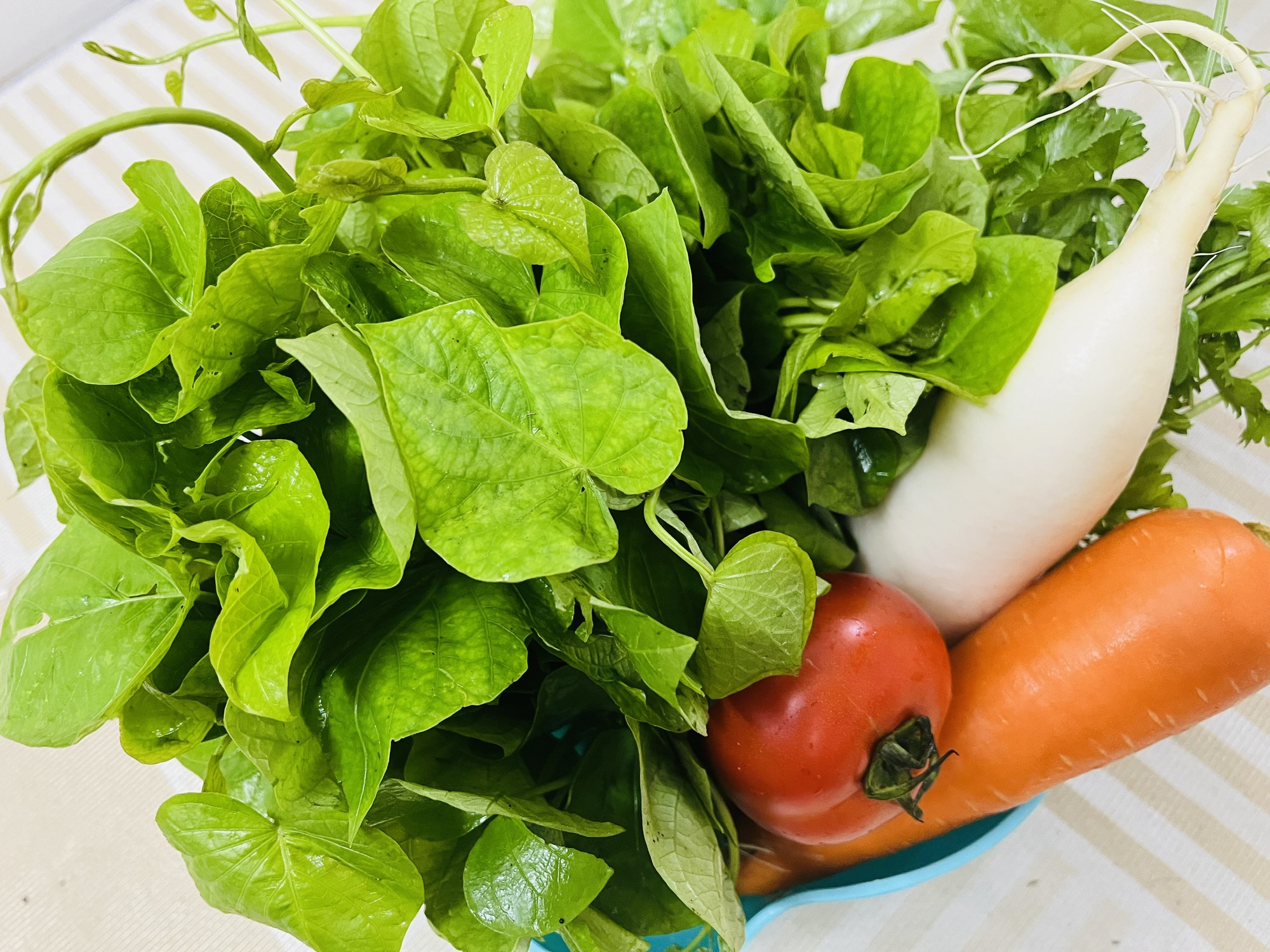 Vì sao kẹo bổ sung chất xơ không thể thay thế rau củ quả? - Ảnh 1.