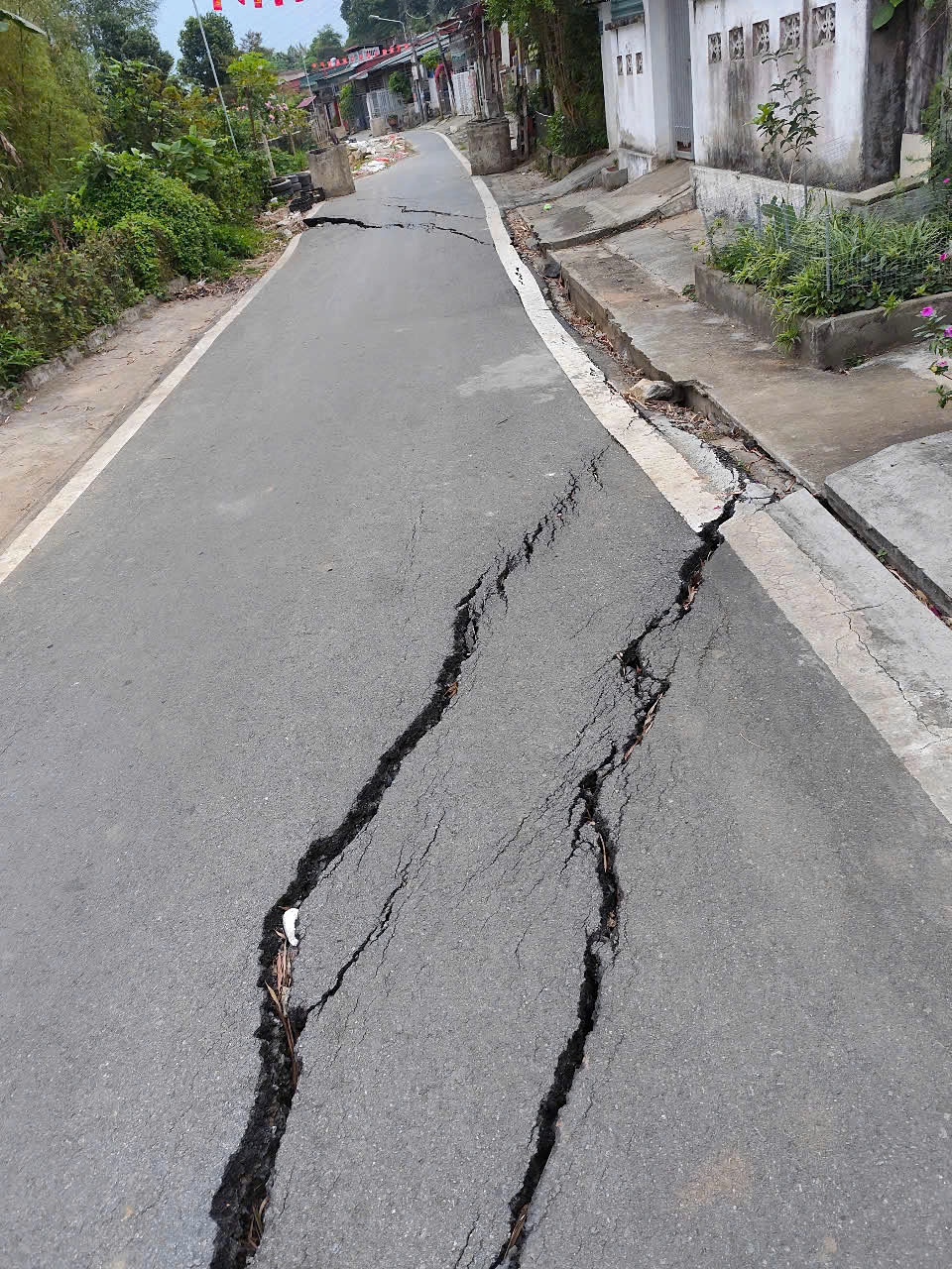 Sạt lở nghiêm trọng ở Lào Cai, khẩn cấp di dời 31 hộ dân - Ảnh 1.