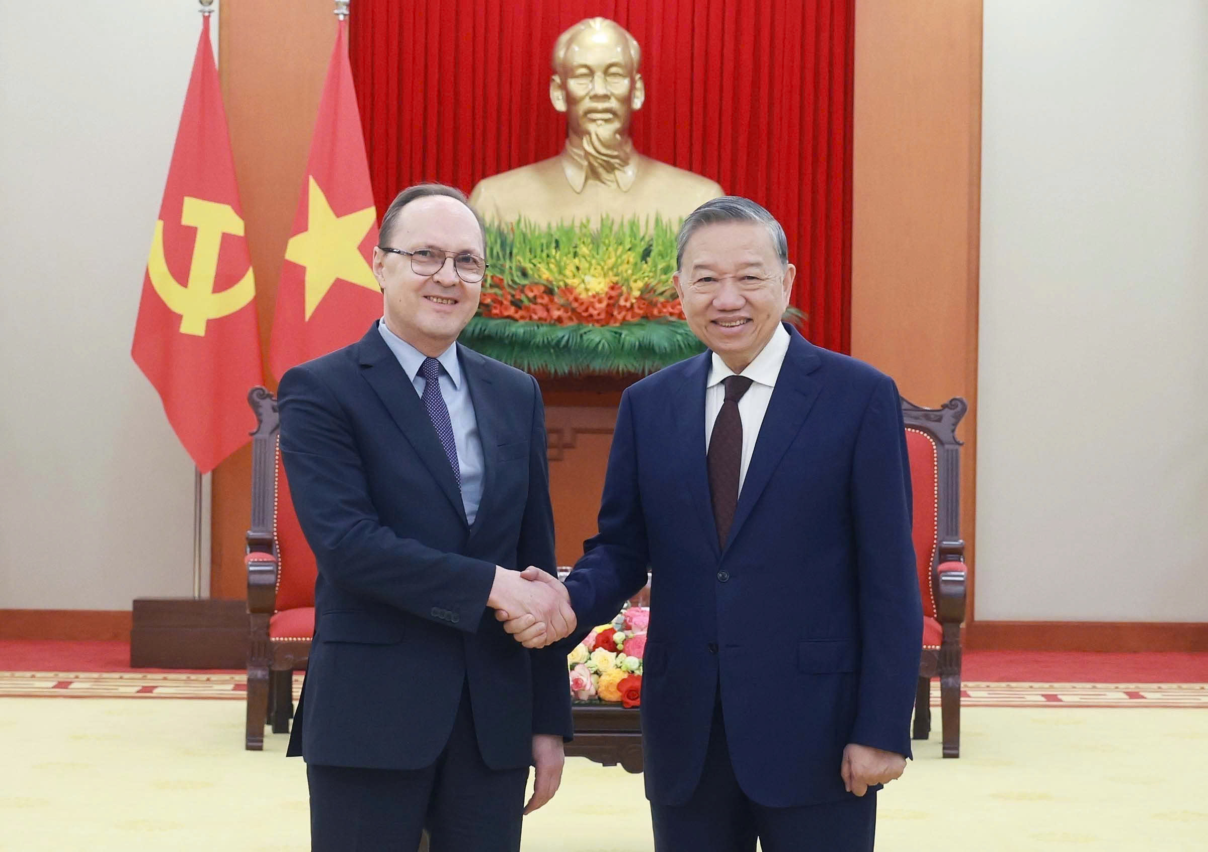 Việt Nam luôn coi Nga là một trong những đối tác ưu tiên hàng đầu - Ảnh 1.