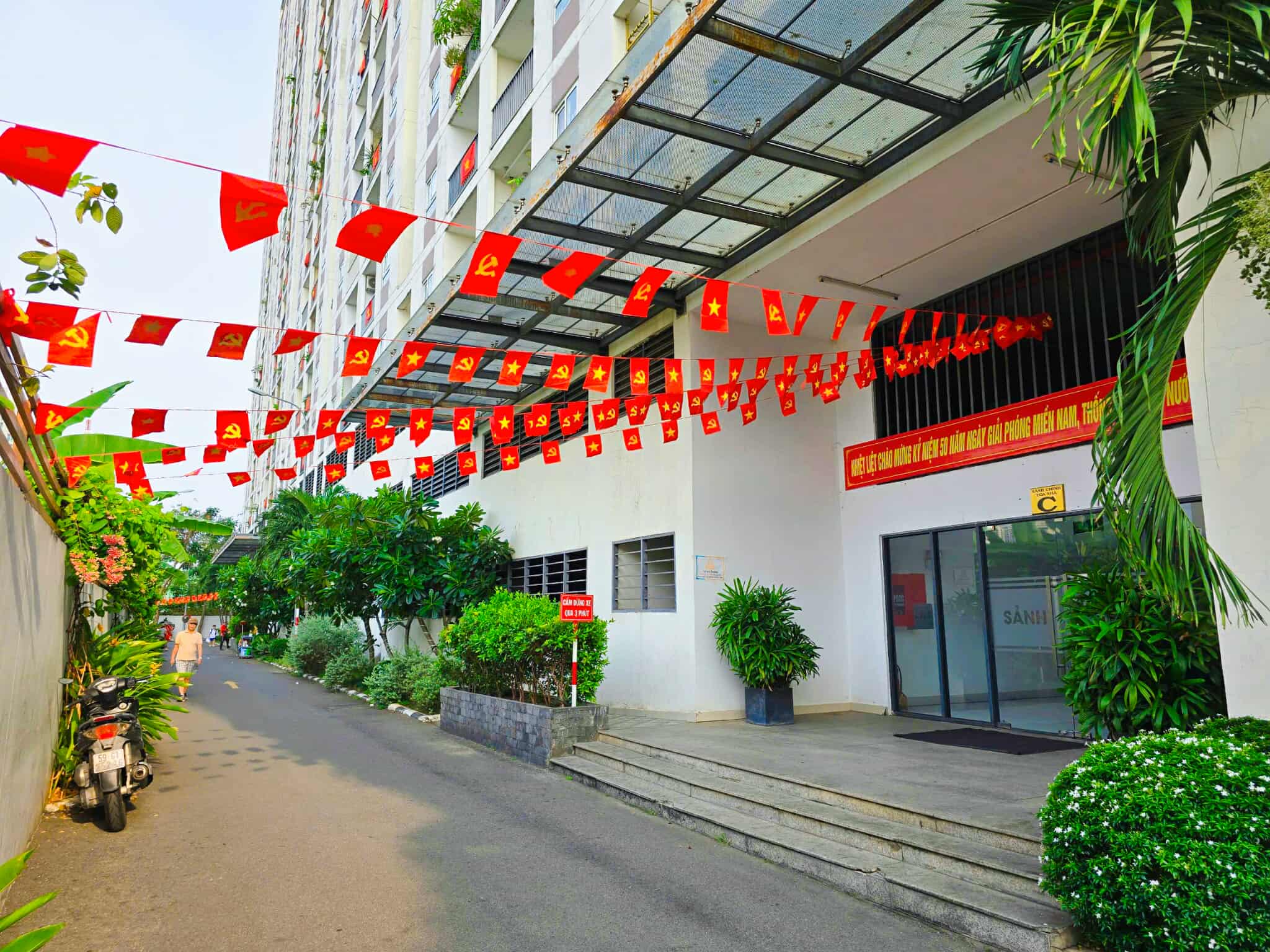 Nhiều chung cư ở TP.HCM đồng loạt treo cờ mừng 50 năm đất nước thống nhất - Ảnh 8.