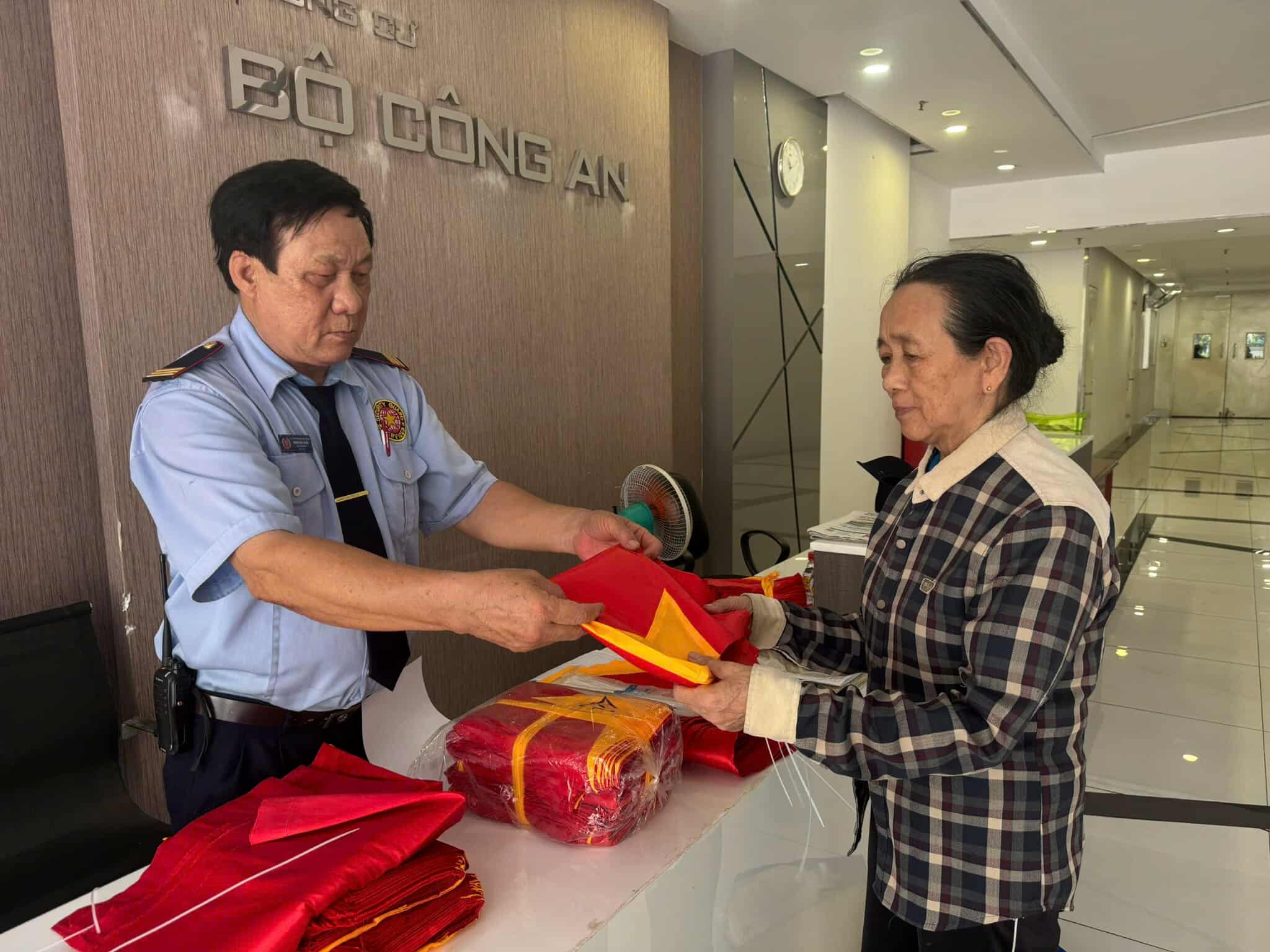 Nhiều chung cư ở TP.HCM đồng loạt treo cờ mừng 50 năm đất nước thống nhất - Ảnh 14.