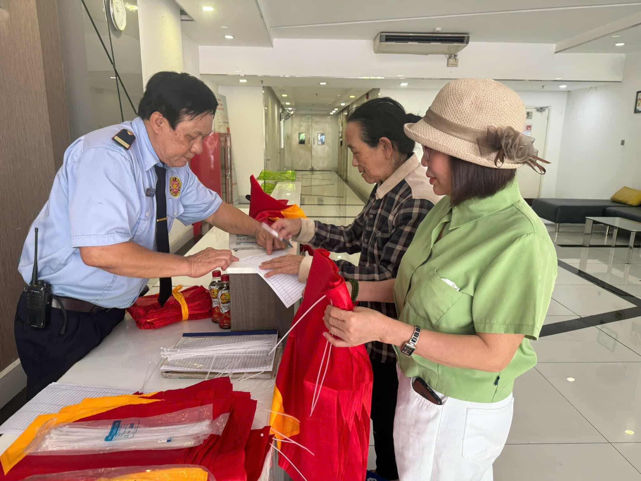 Nhiều chung cư ở TP.HCM đồng loạt treo cờ mừng 50 năm đất nước thống nhất - Ảnh 13.