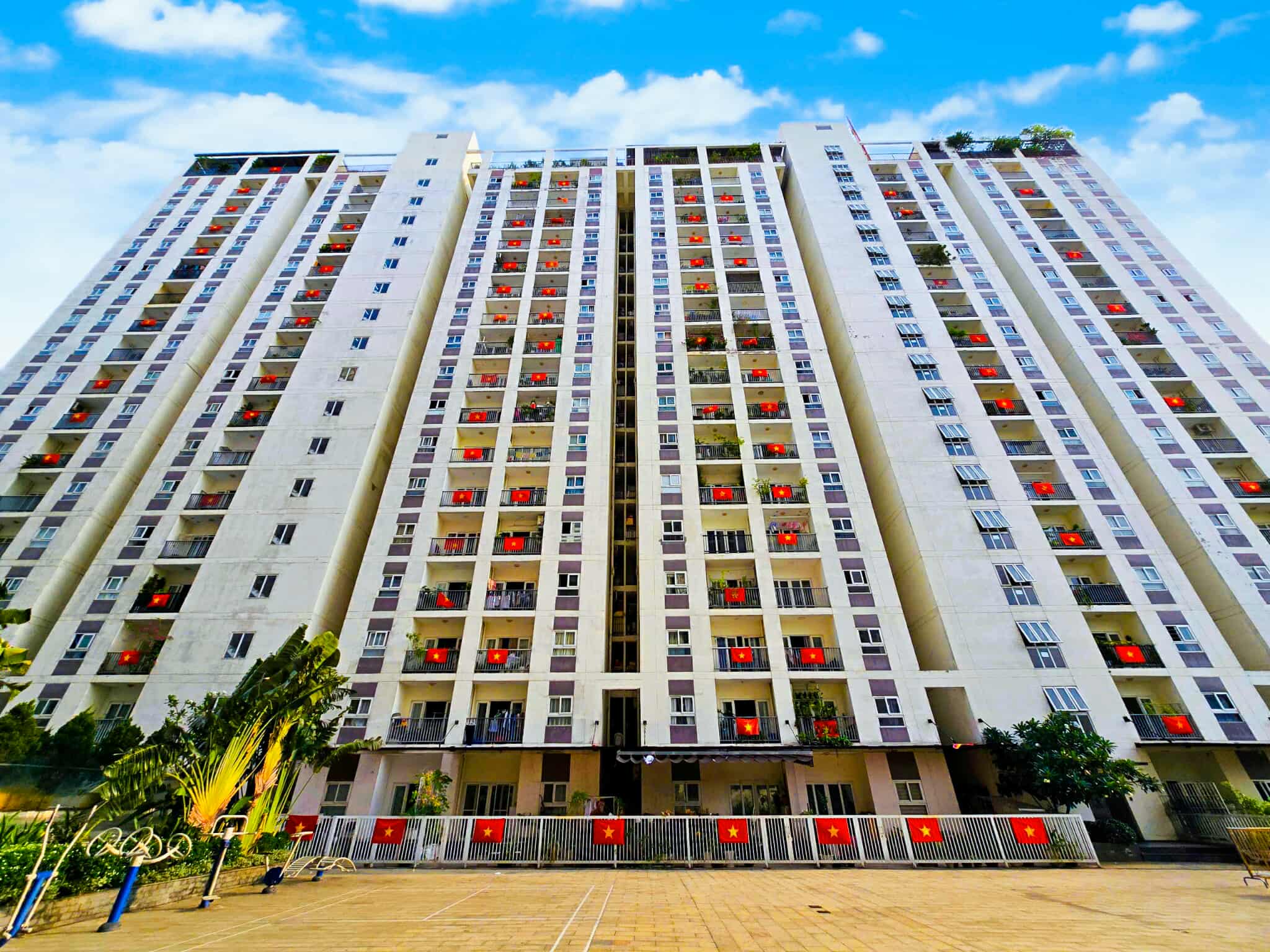 Nhiều chung cư ở TP.HCM đồng loạt treo cờ mừng 50 năm đất nước thống nhất - Ảnh 10.
