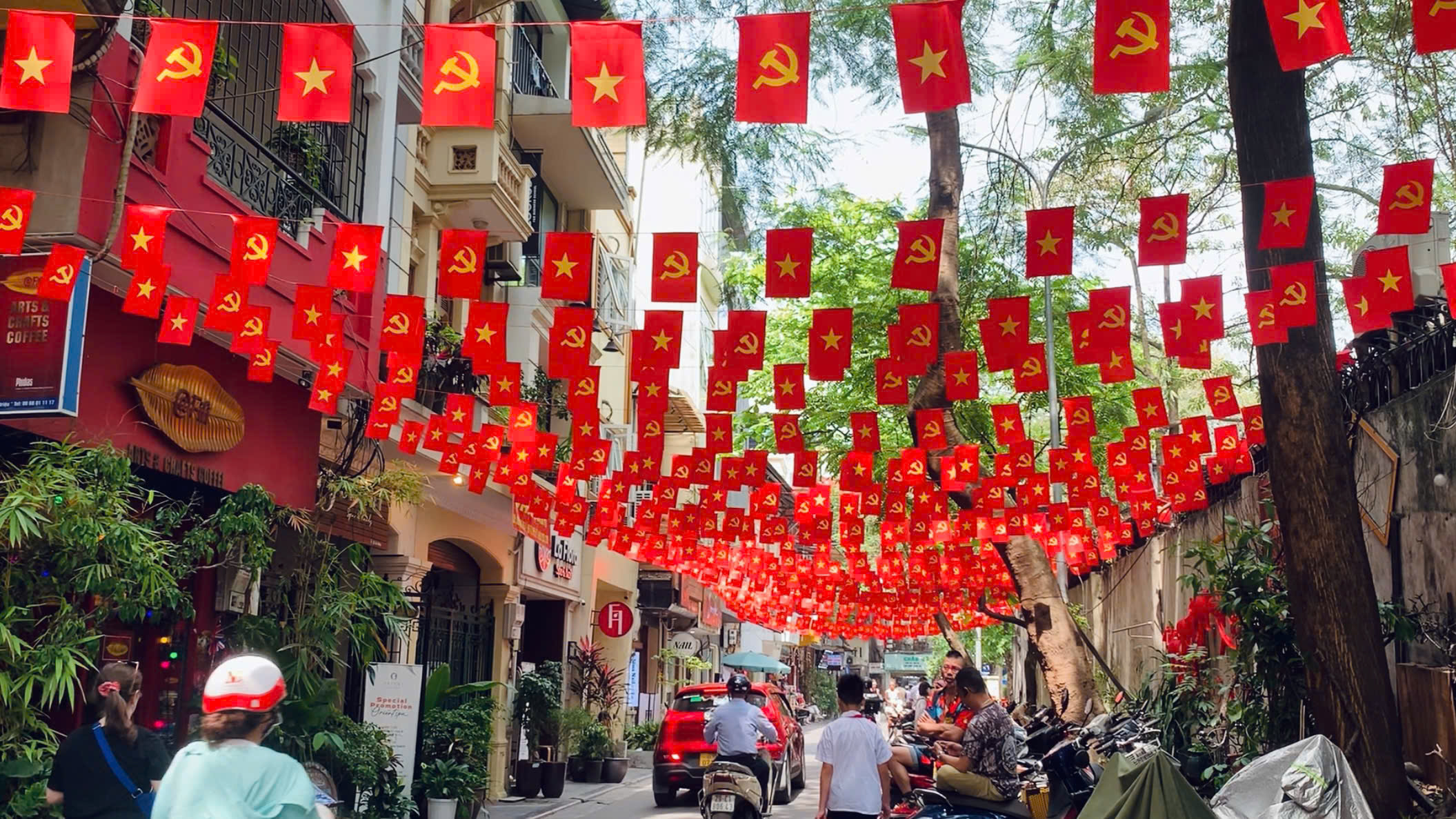 Giới trẻ Hà Nội tự hào check-in cùng cờ Tổ quốc ở quán cà phê dịp 30.4- Ảnh 2.