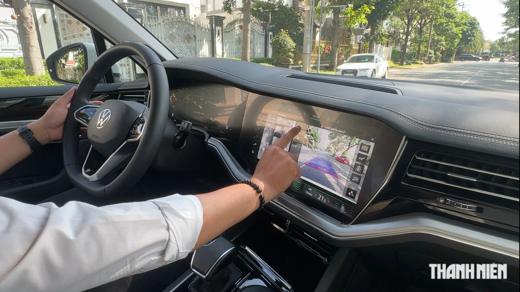 Công Nghệ Hỗ Trợ Đỗ Xe Trên Ô Tô 2026: Tiện Ích Hay Rủi Ro? - Giá Xe 24H Có nên tin tưởng công nghệ đỗ xe tự động trên ô tô phổ thông?