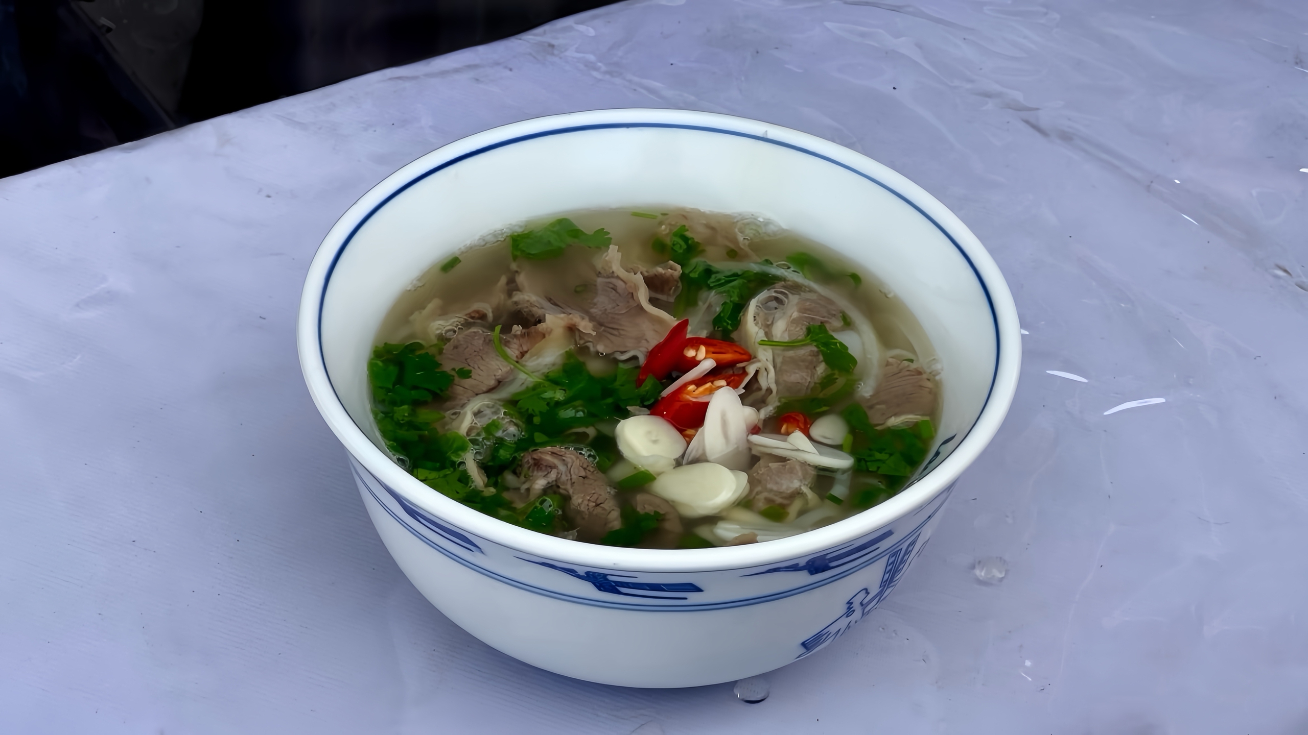 M&ecirc; mẩn phở chua ngọt với topping thịt lợn m&aacute;n ở Festival Phở 2025- Ảnh 1.